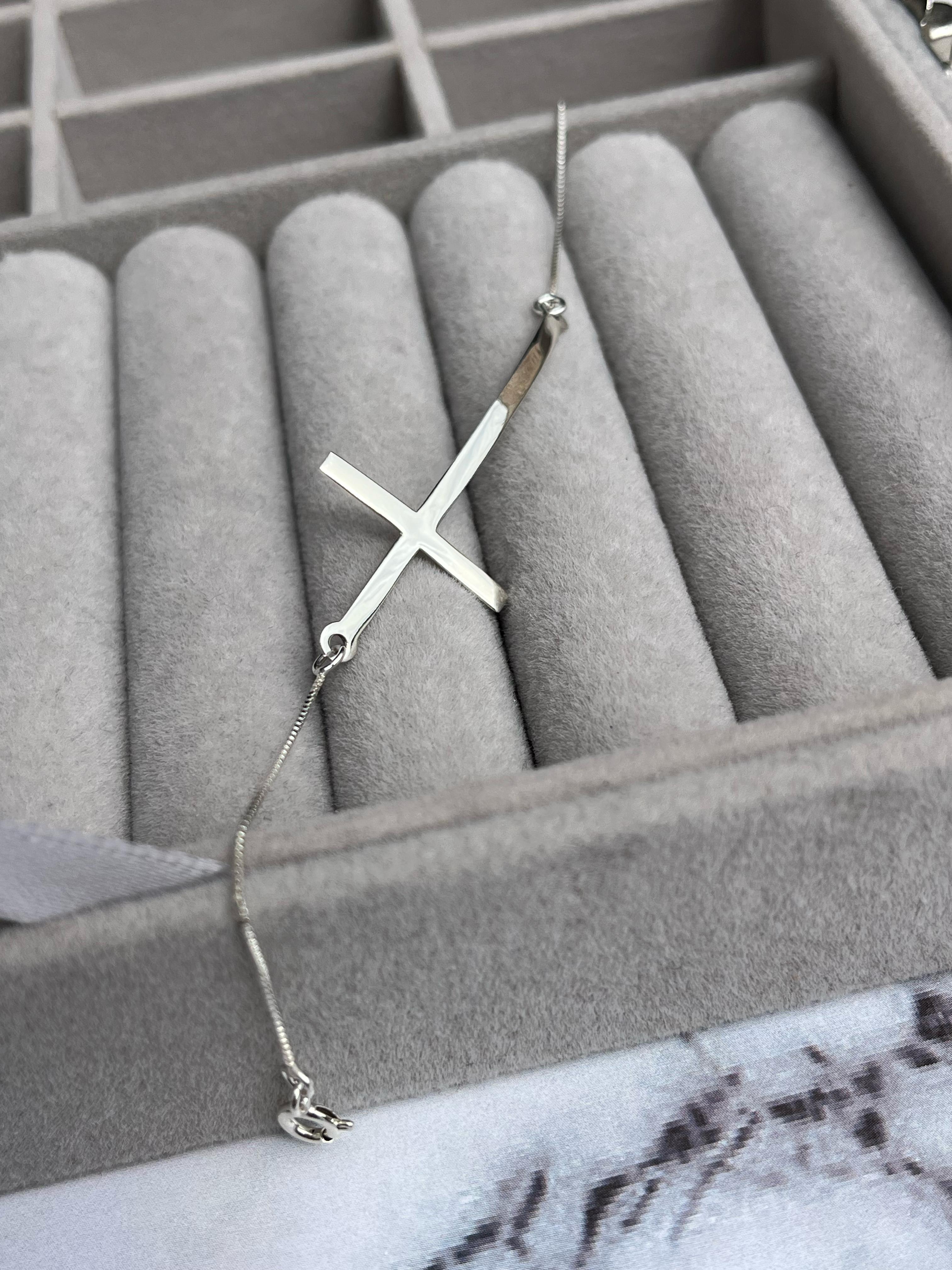 Pulsera con dije con forma de cruz