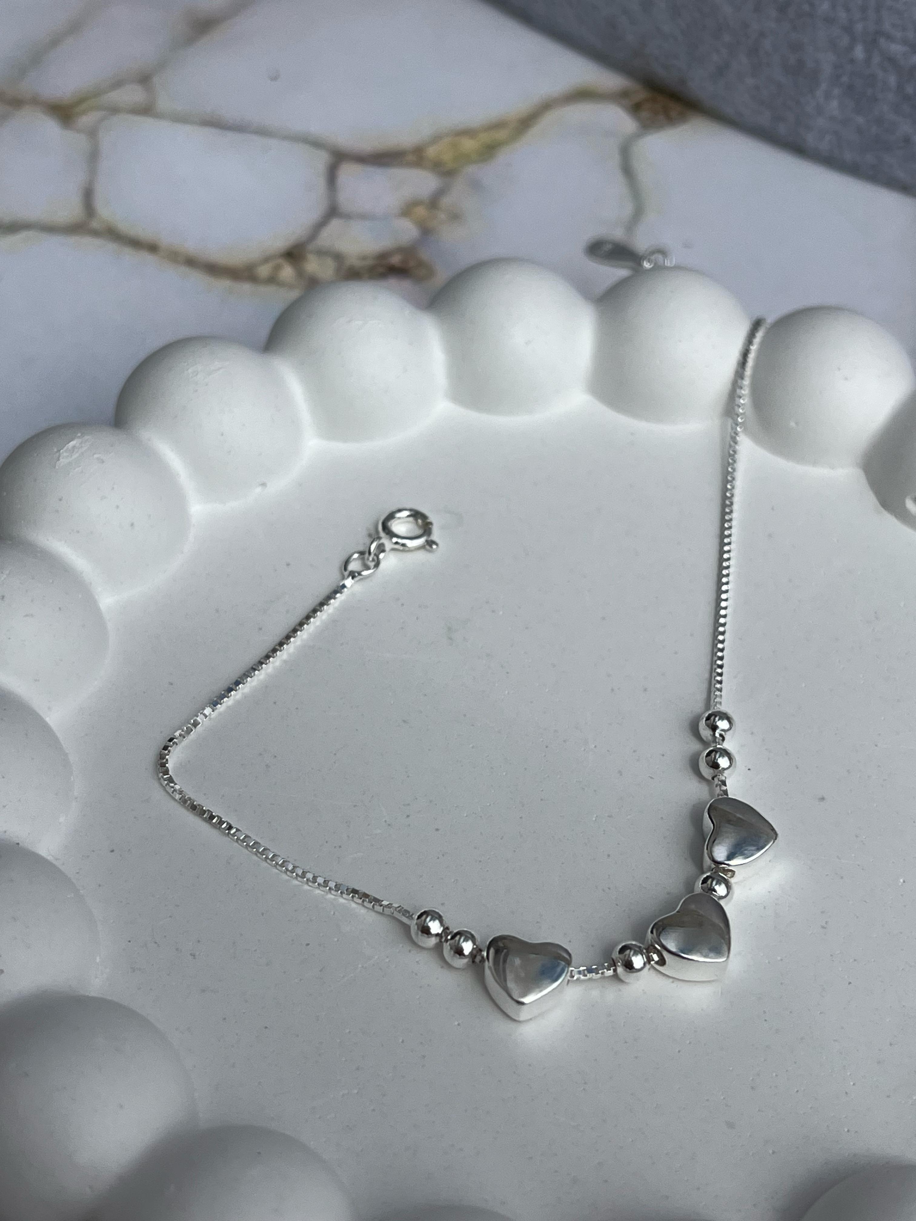 Pulsera veneciana con dijes de corazones y bolitas