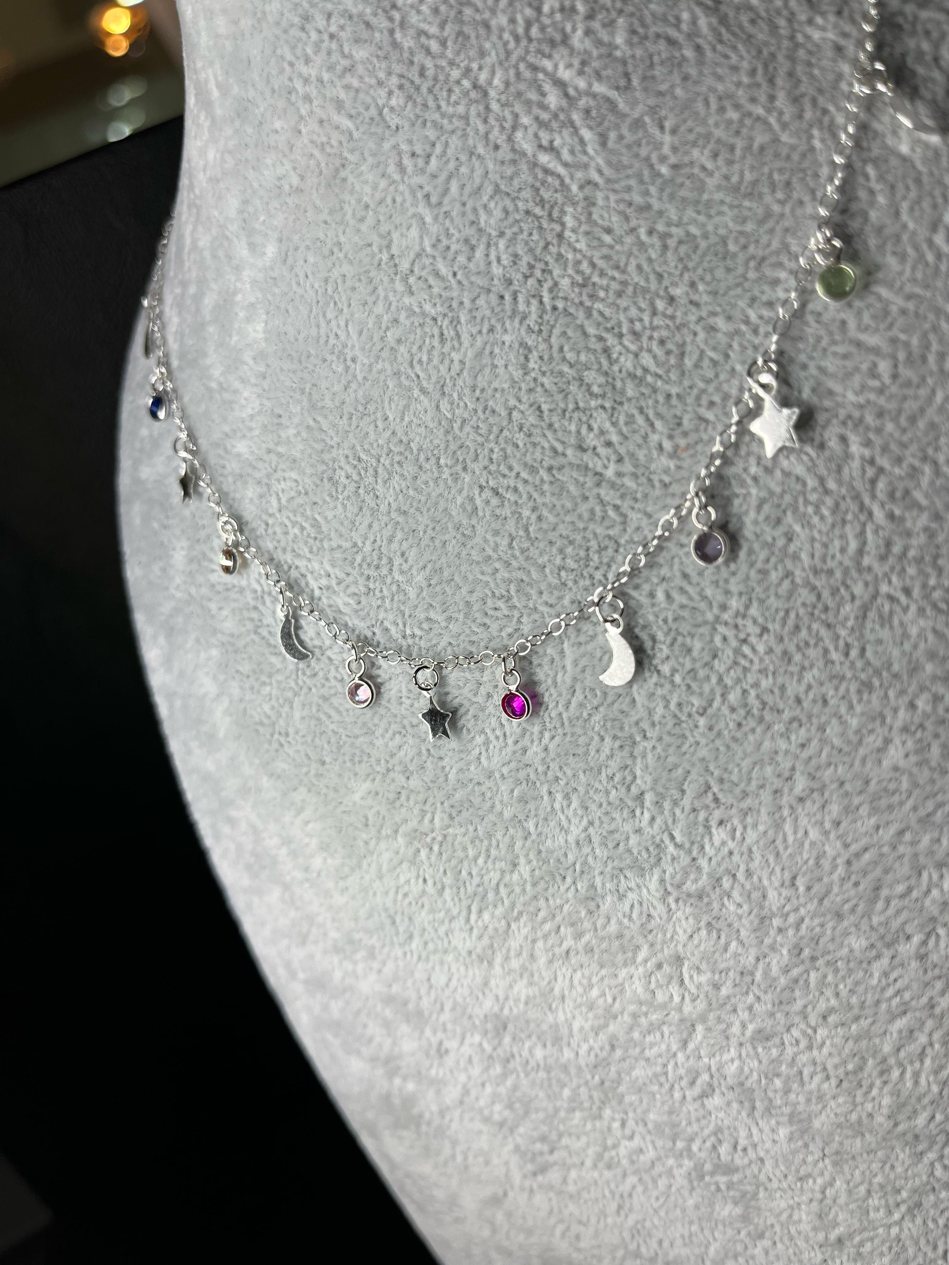 Gargantillas con dijes estrellas y lunas de multi color