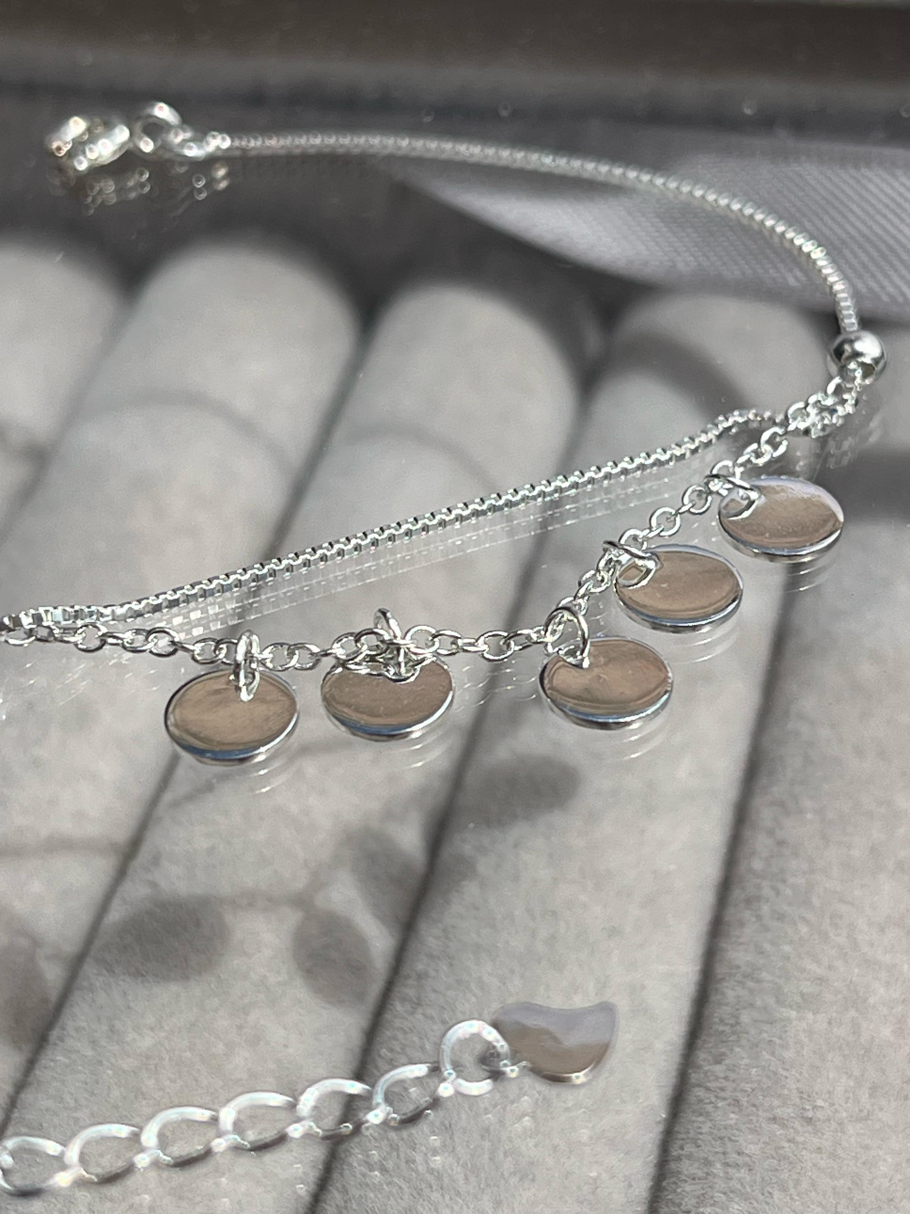 Pulsera con cadena veneciada con dijes tipo monedas