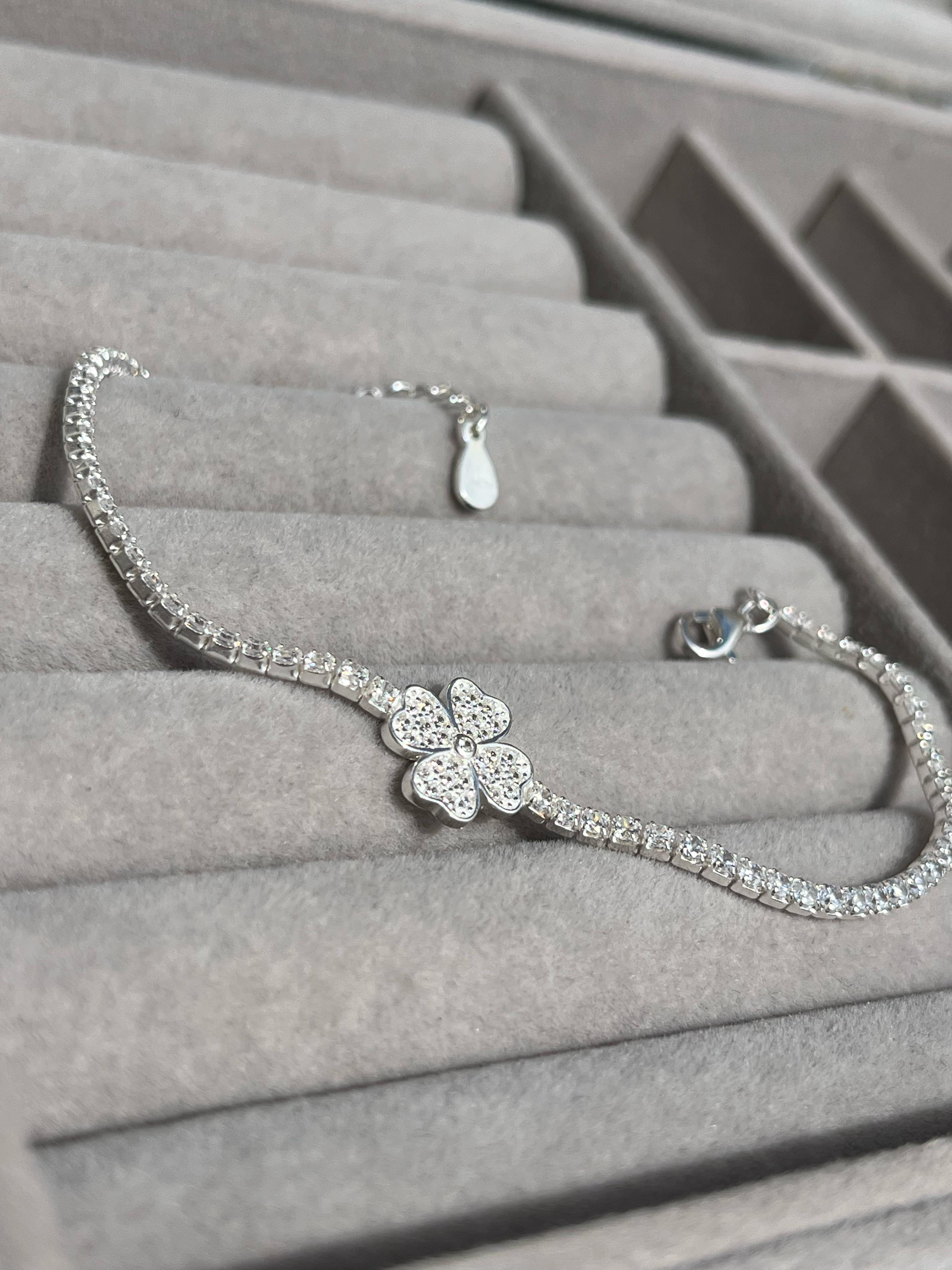 Pulsera tennis con centro trébol con cubik blanco
