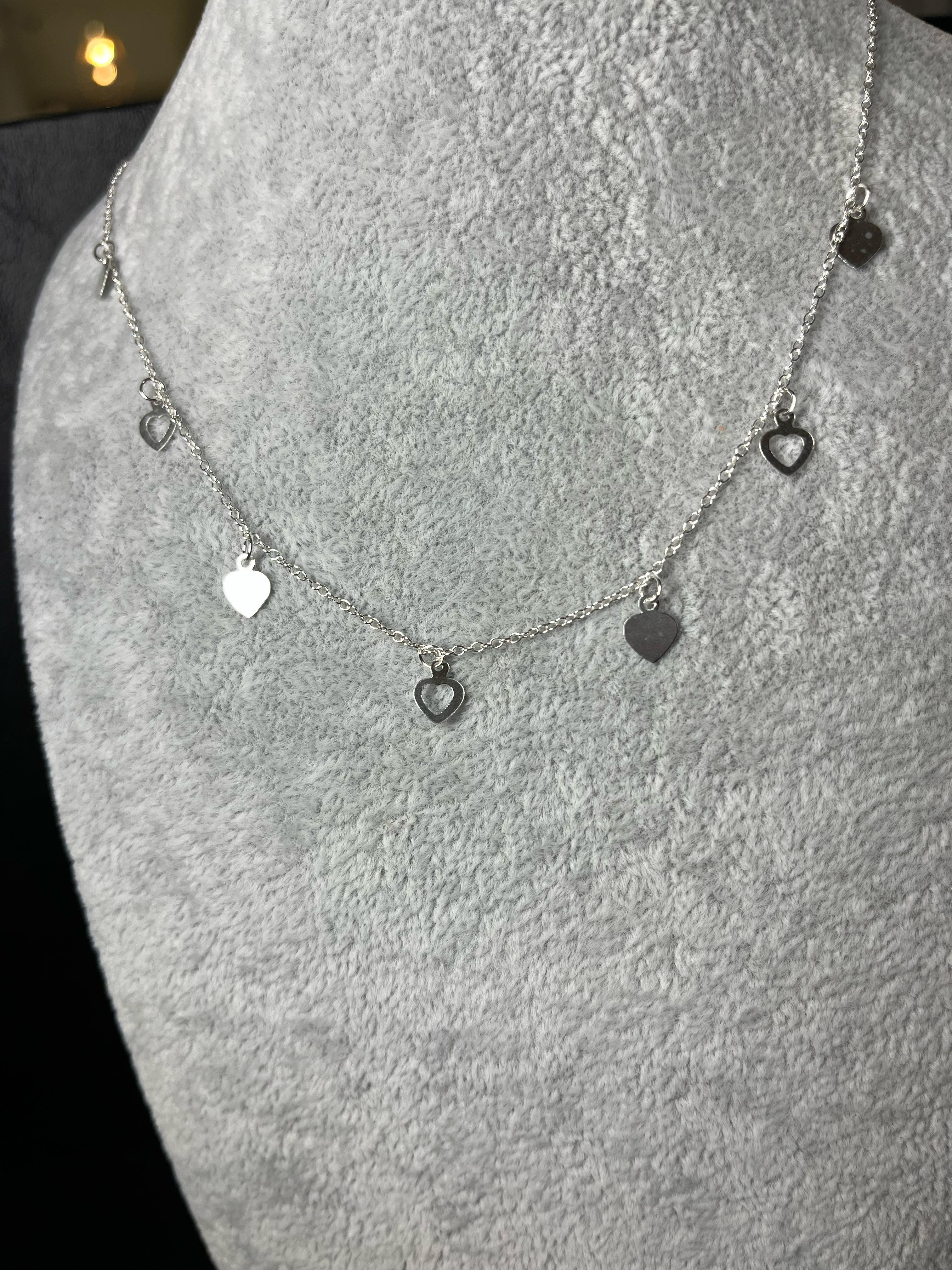 Gargantillas con dijes de corazon