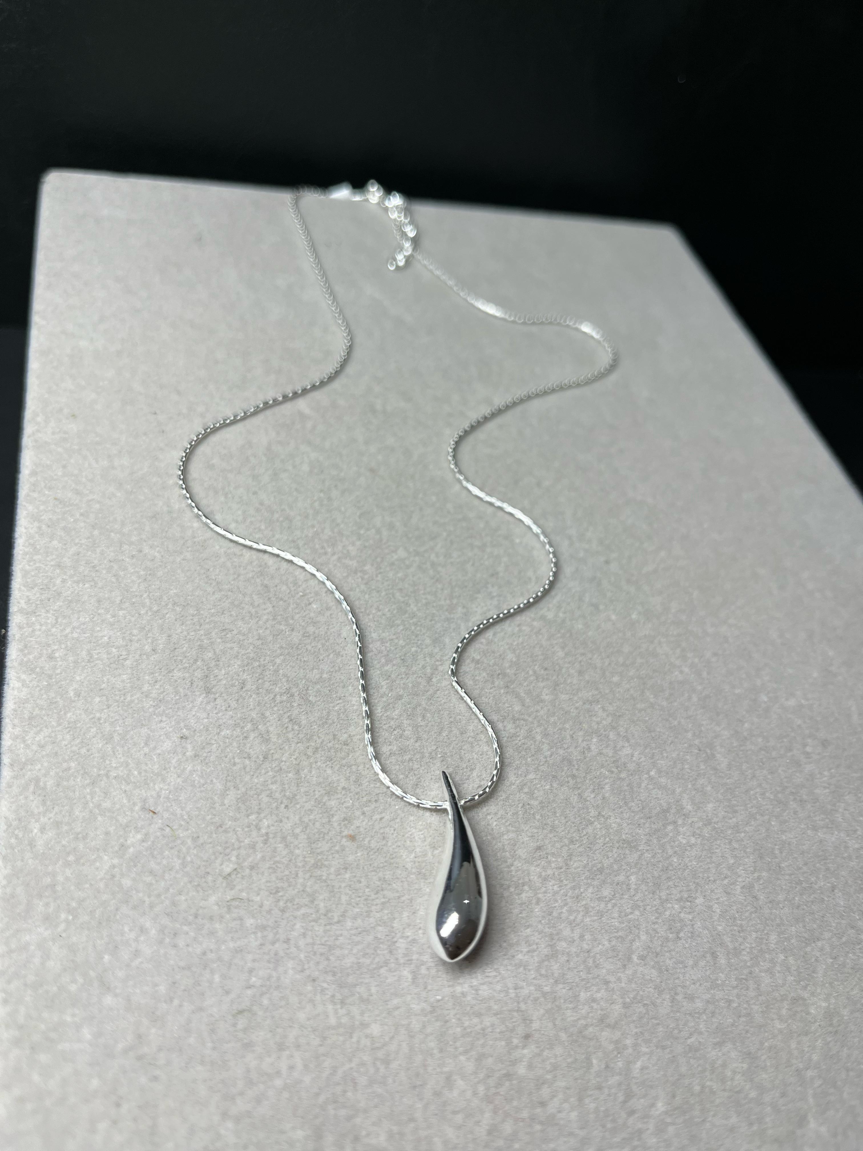 Gargantillas con dije de gota largar