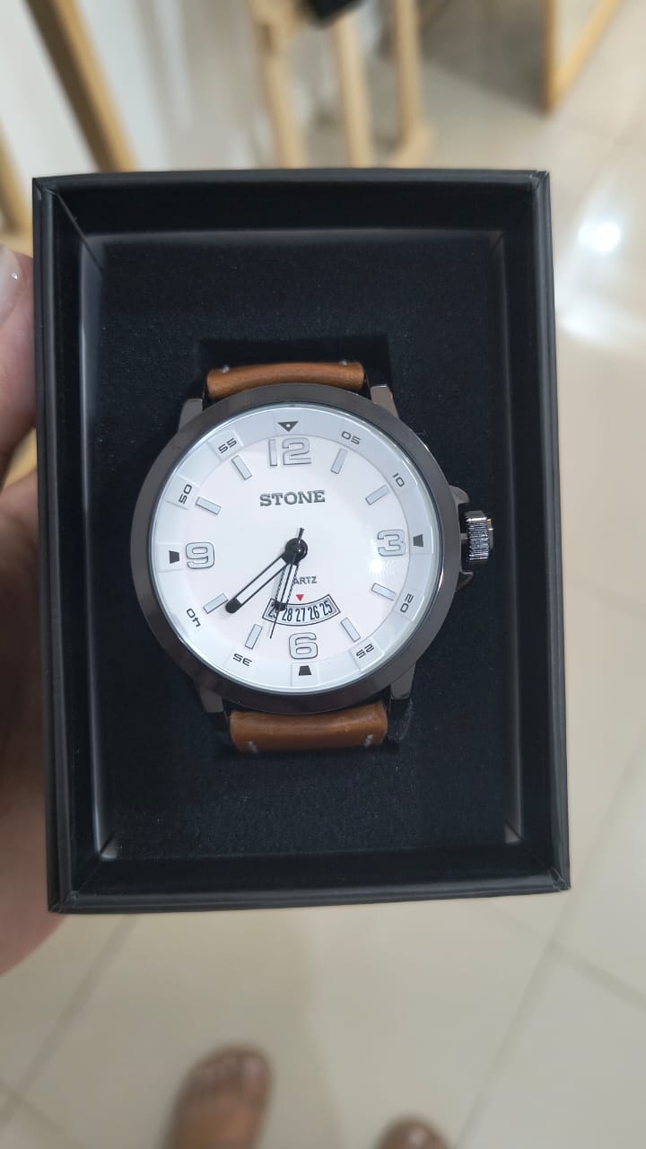 Reloj stone malla de cuero marron fondo blanco