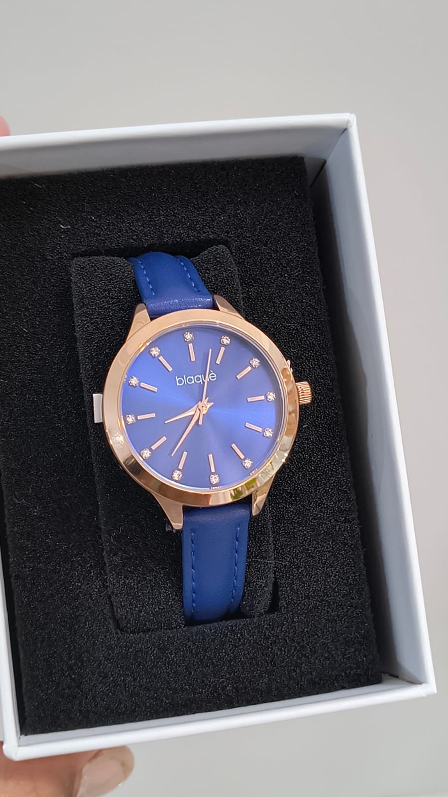 Reloj de Blacket malla de cuero color azul con fondo azul y cubik