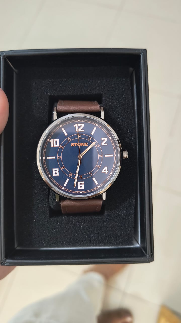 Reloj stone malla de cuero marron fondo Azul