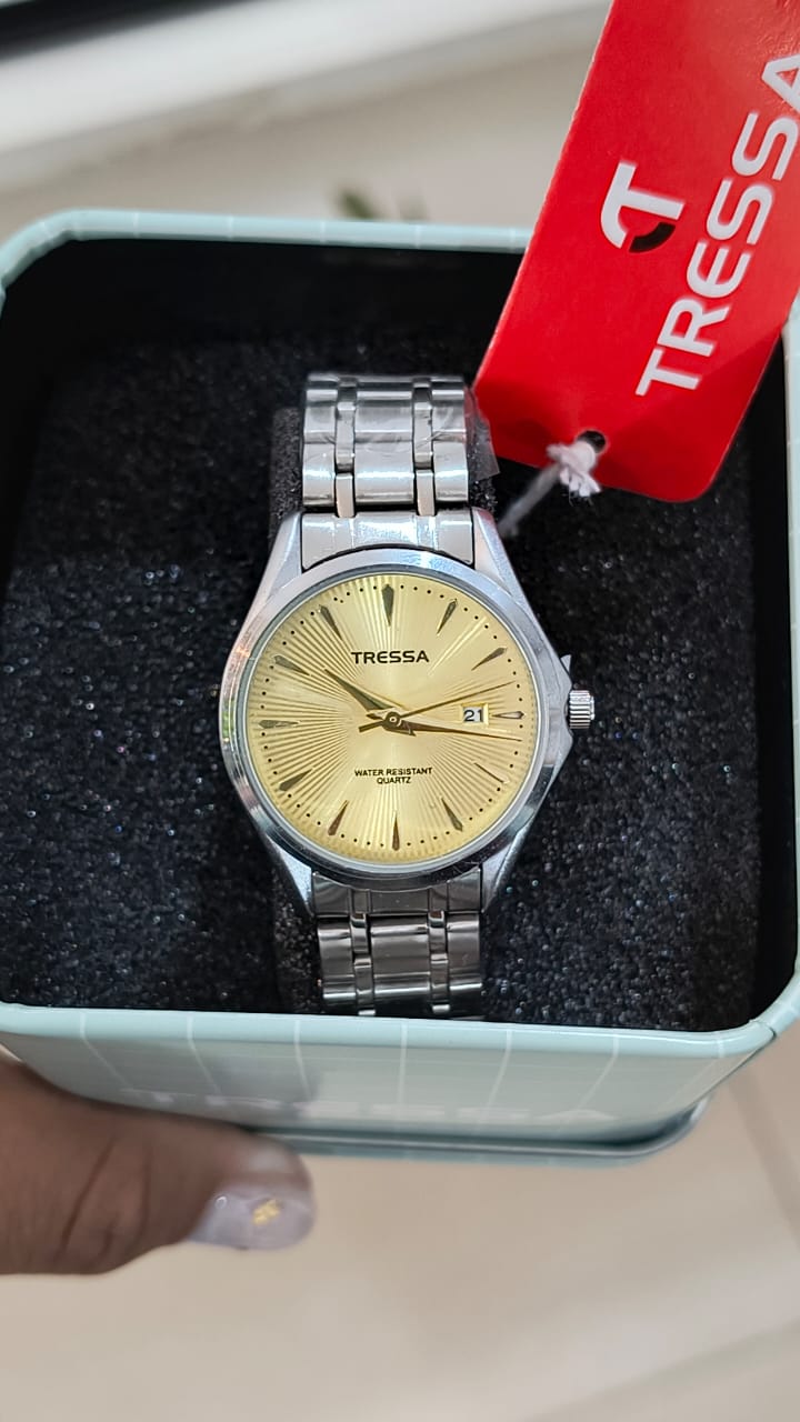 Reloj Tressa malla metalica fondo dorado
