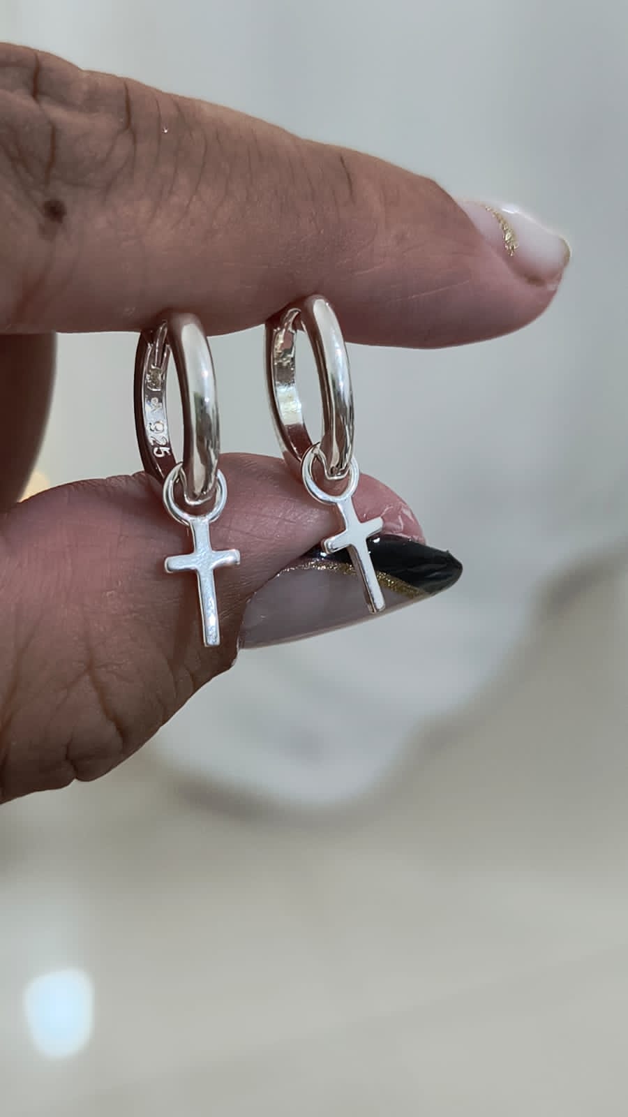 Argollitas con dije en cruz 