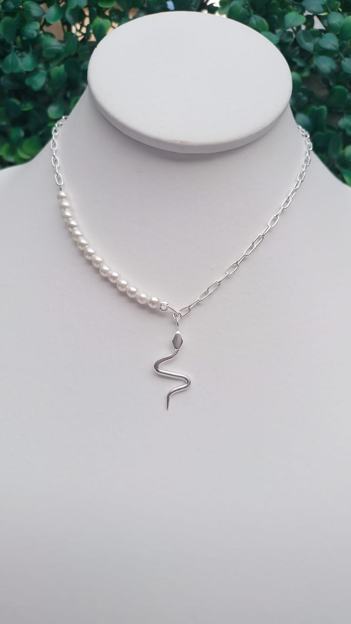 Gargantilla mitad perla, mitad cadena con dije de serpiente
