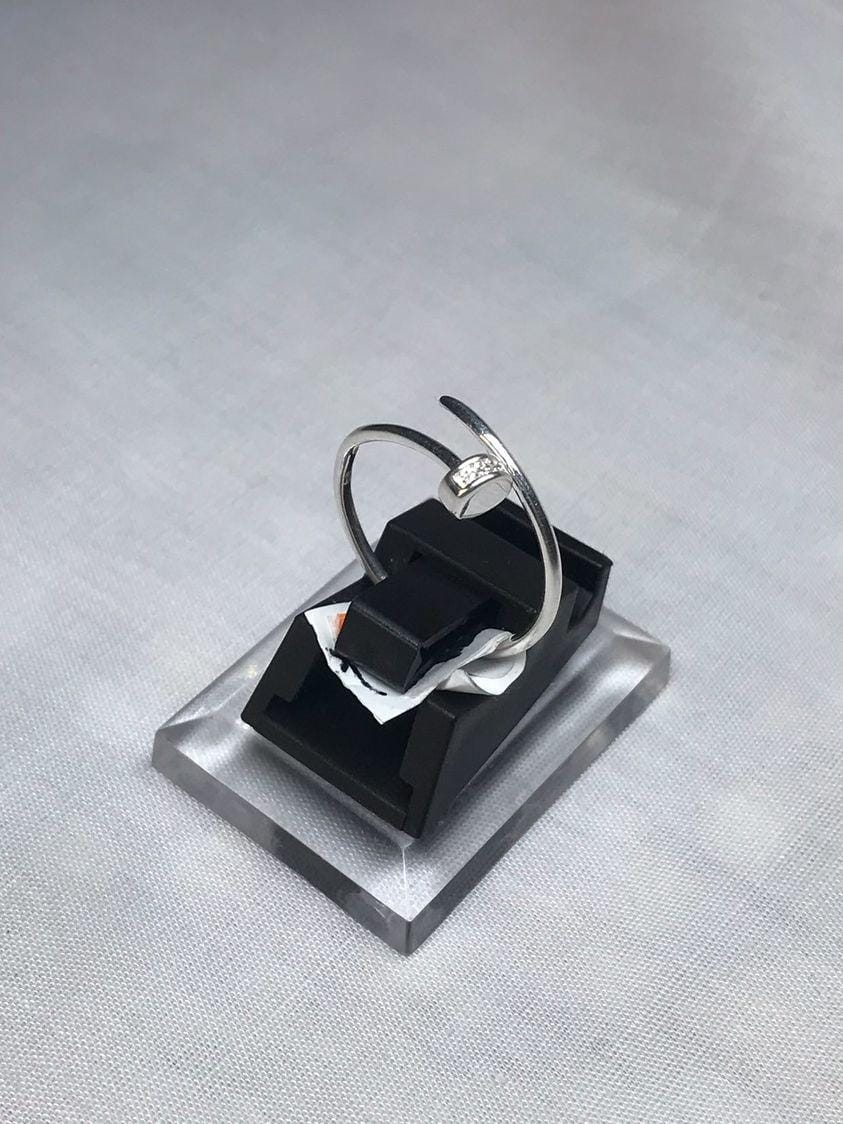 Anillo de plata clavo