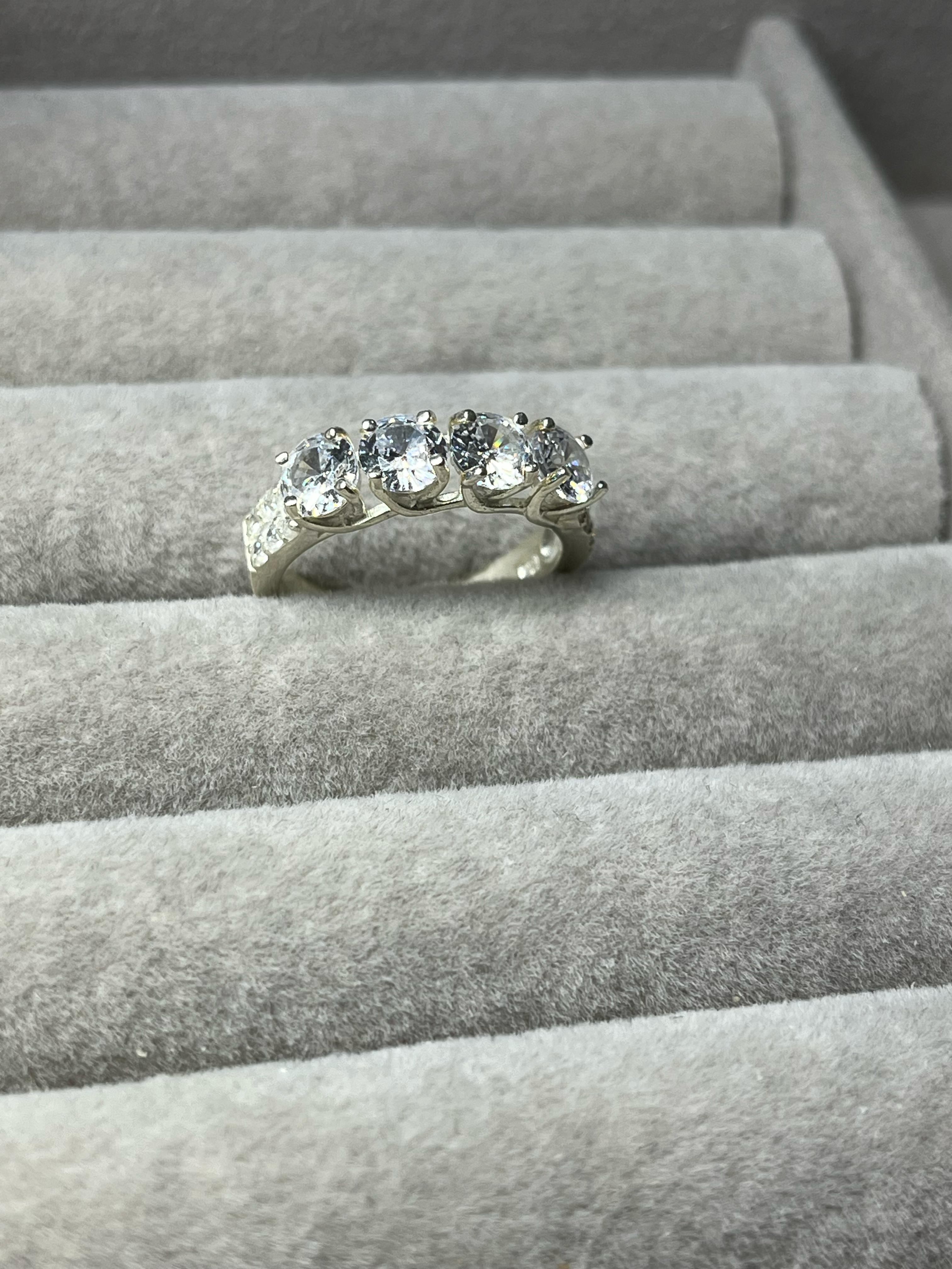 Anillo de Cuatro cubic 