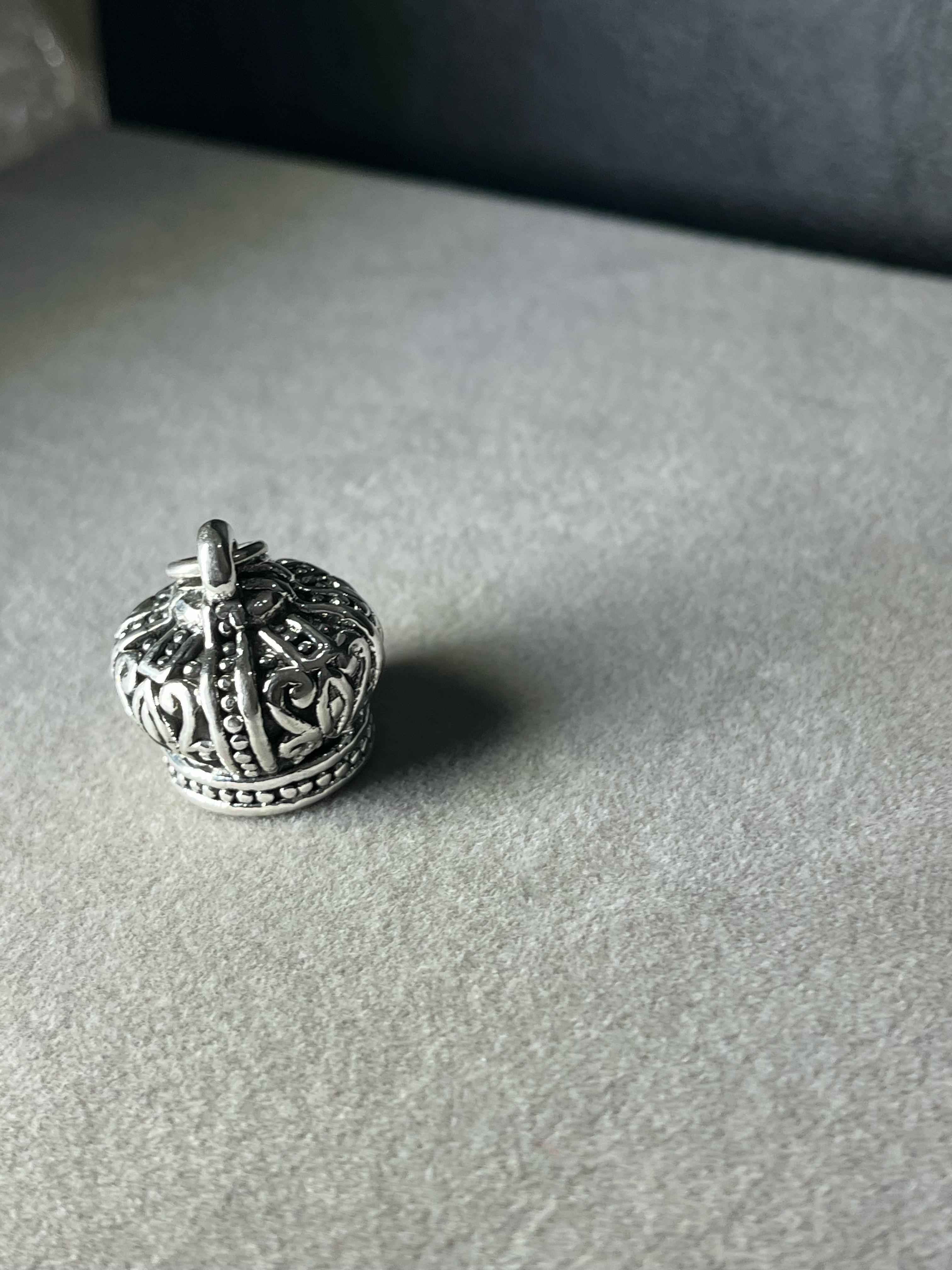 Dije de corona de plata inflada