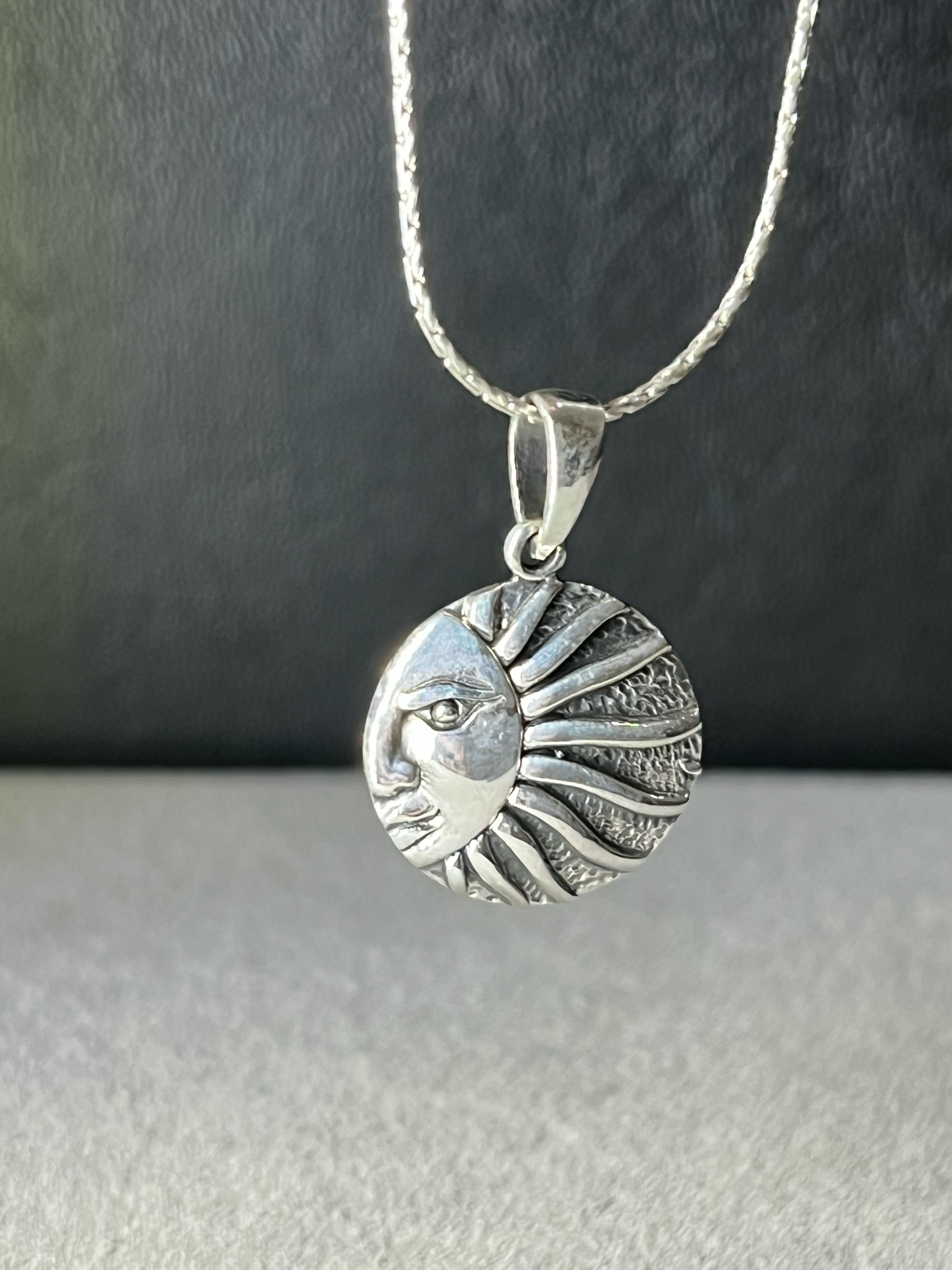 Dije tipo moneda con sol 