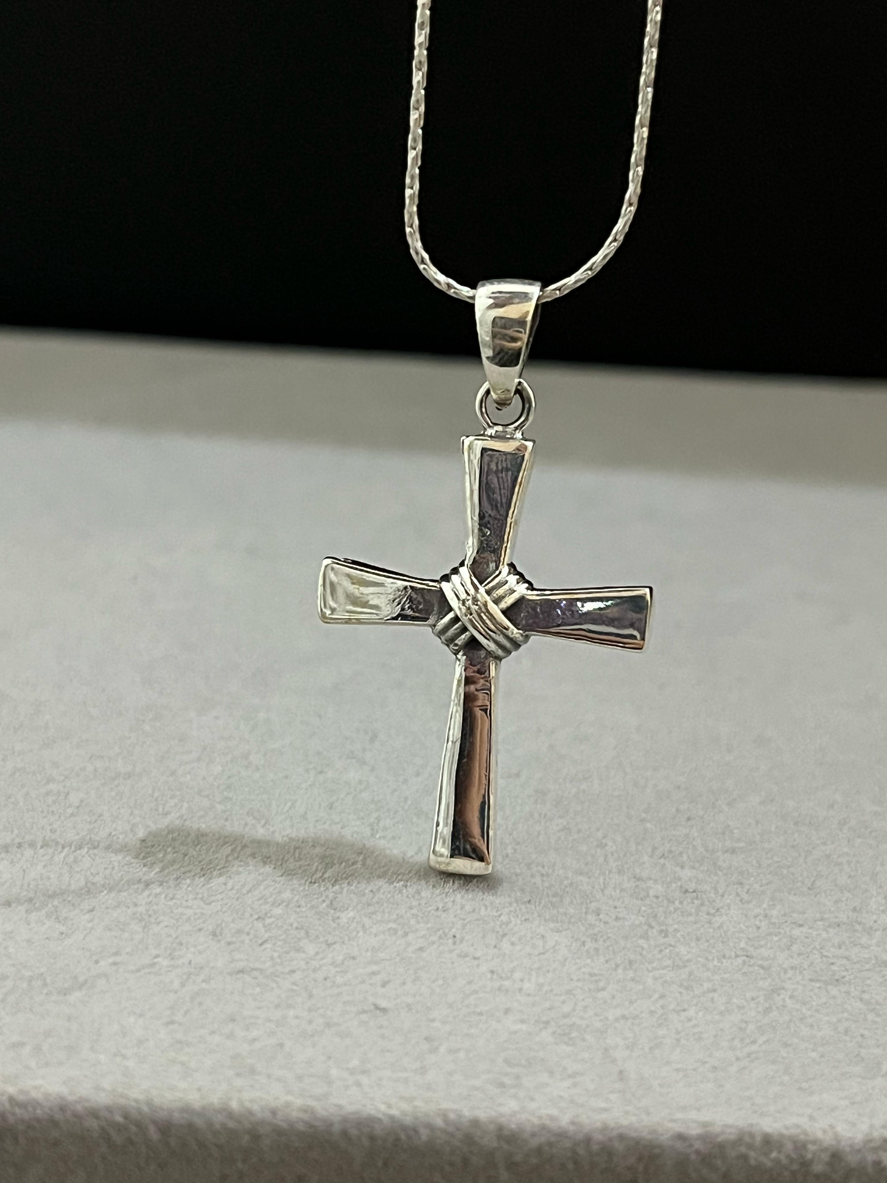 Dije cruz con nudo en el centro