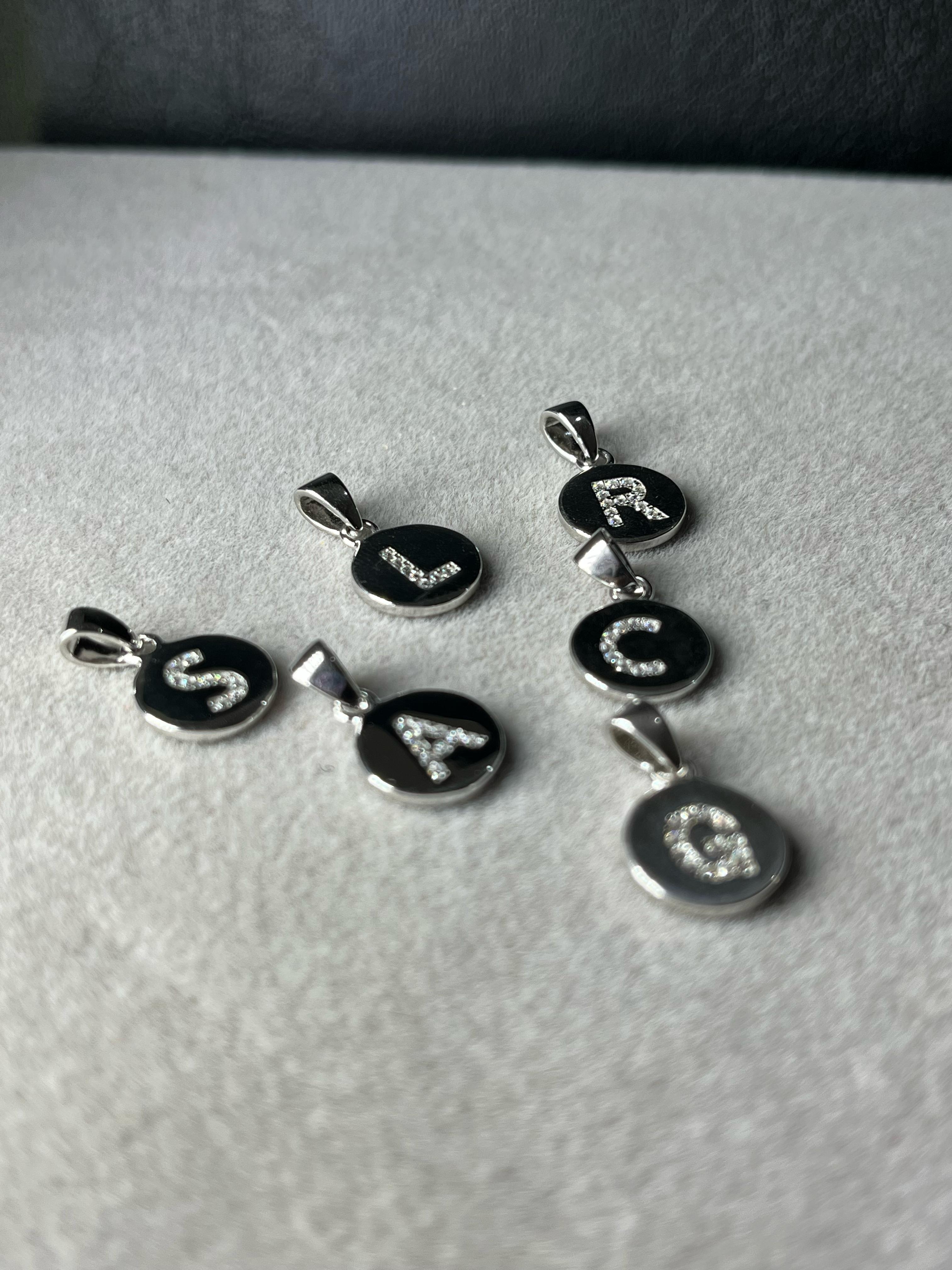 Dije inicial tipo medalla