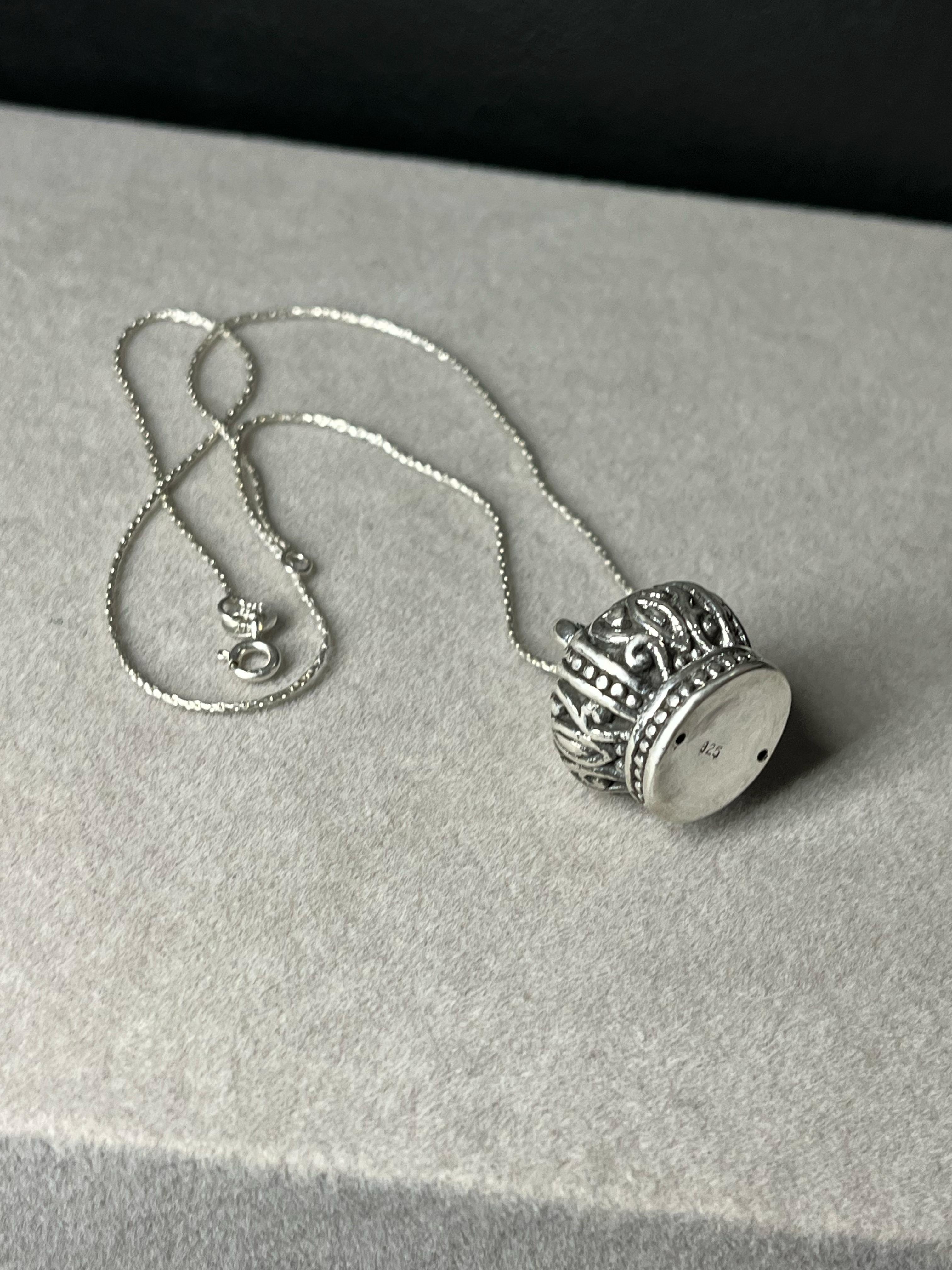 Dije de corona de plata inflada