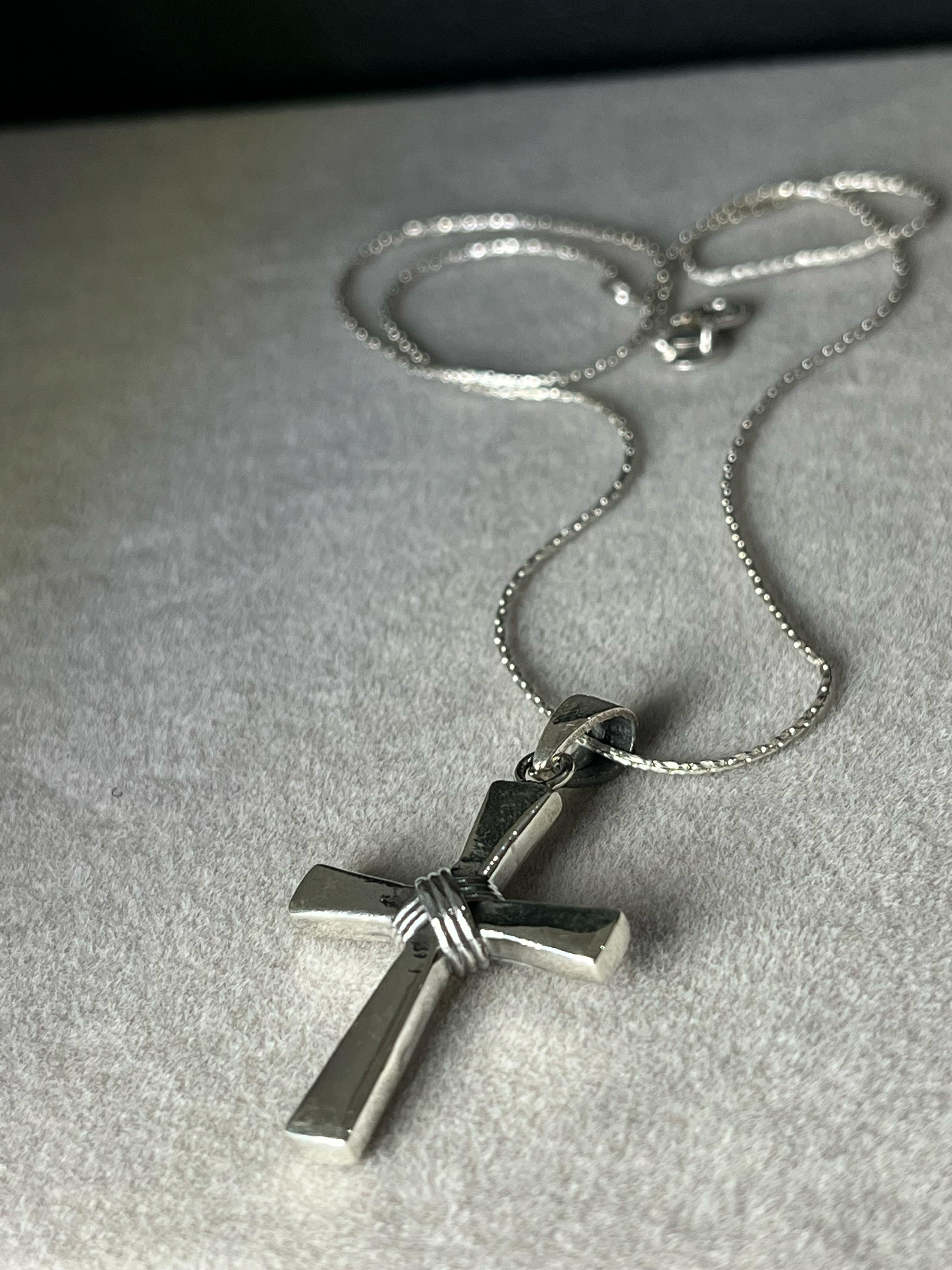 Dije cruz con nudo en el centro