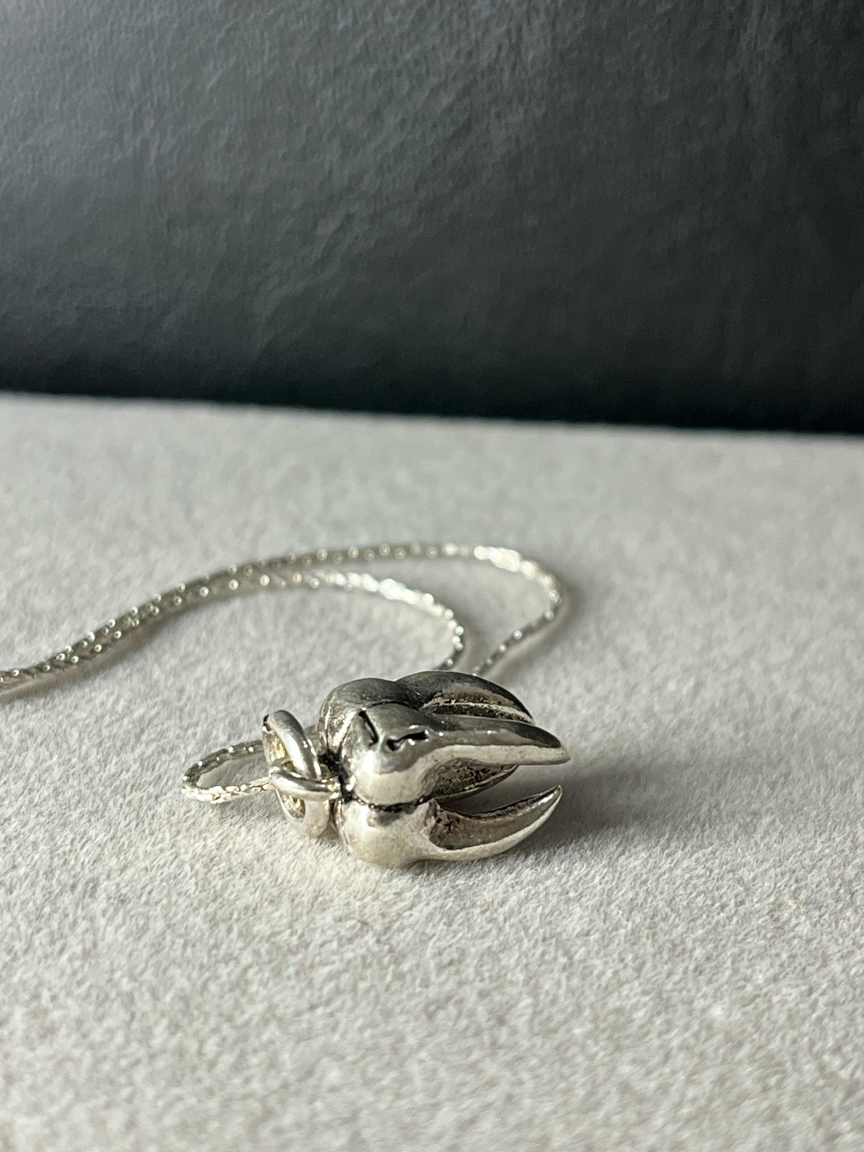 Dije en diente de plata inflada 