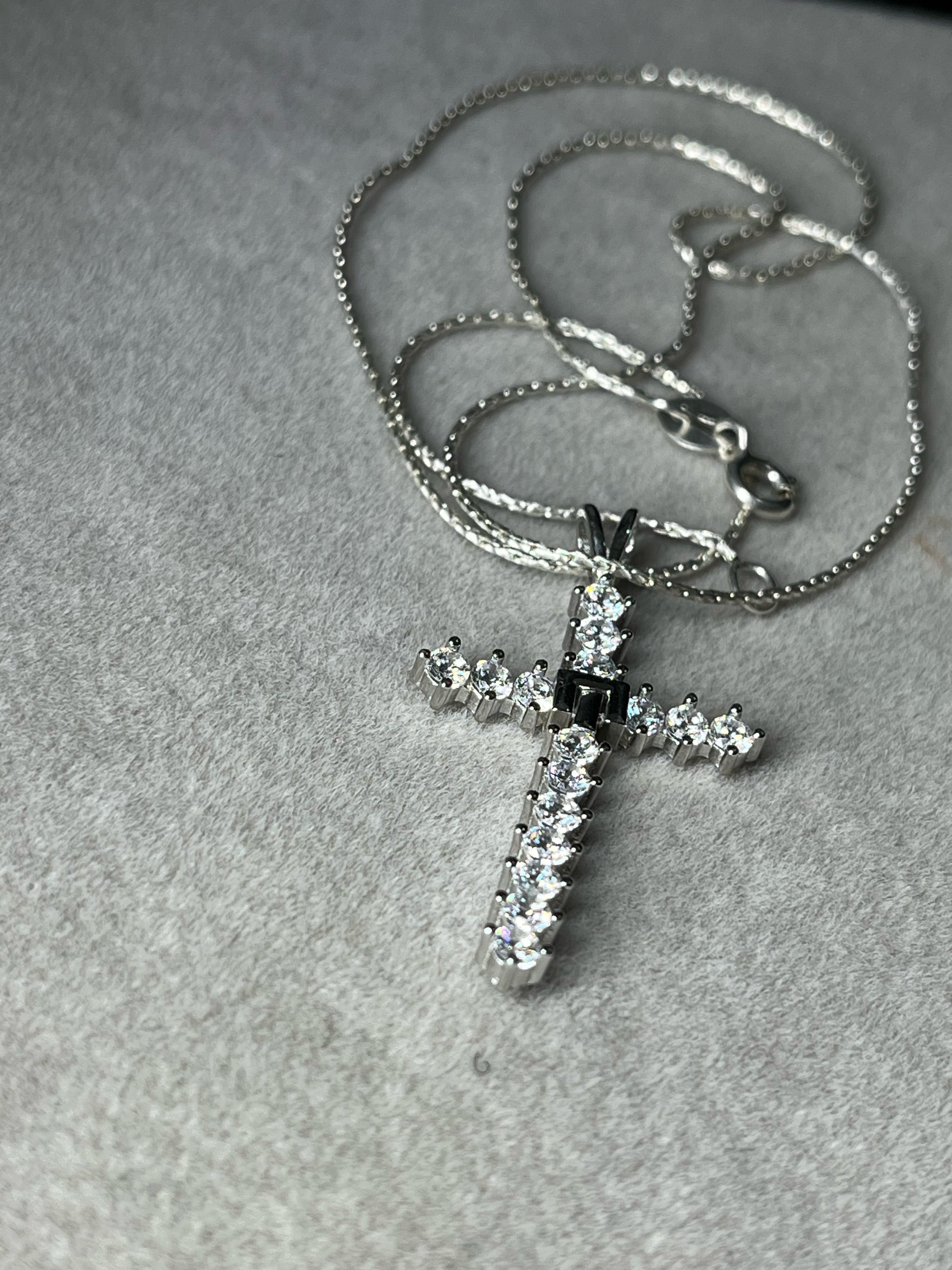 Dije cruz cubic flexible