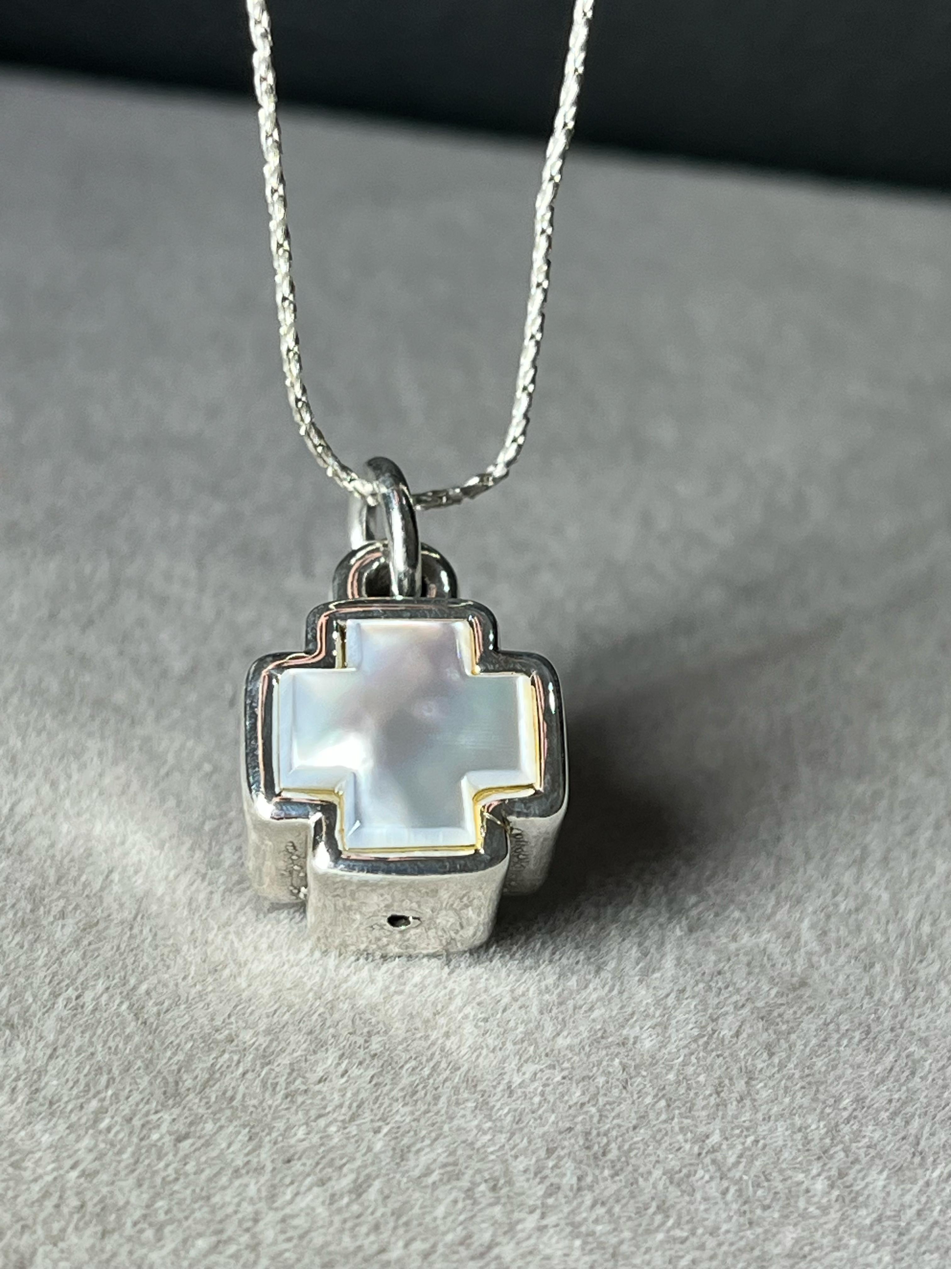 Dije cruz del equilibri de plata inflada 