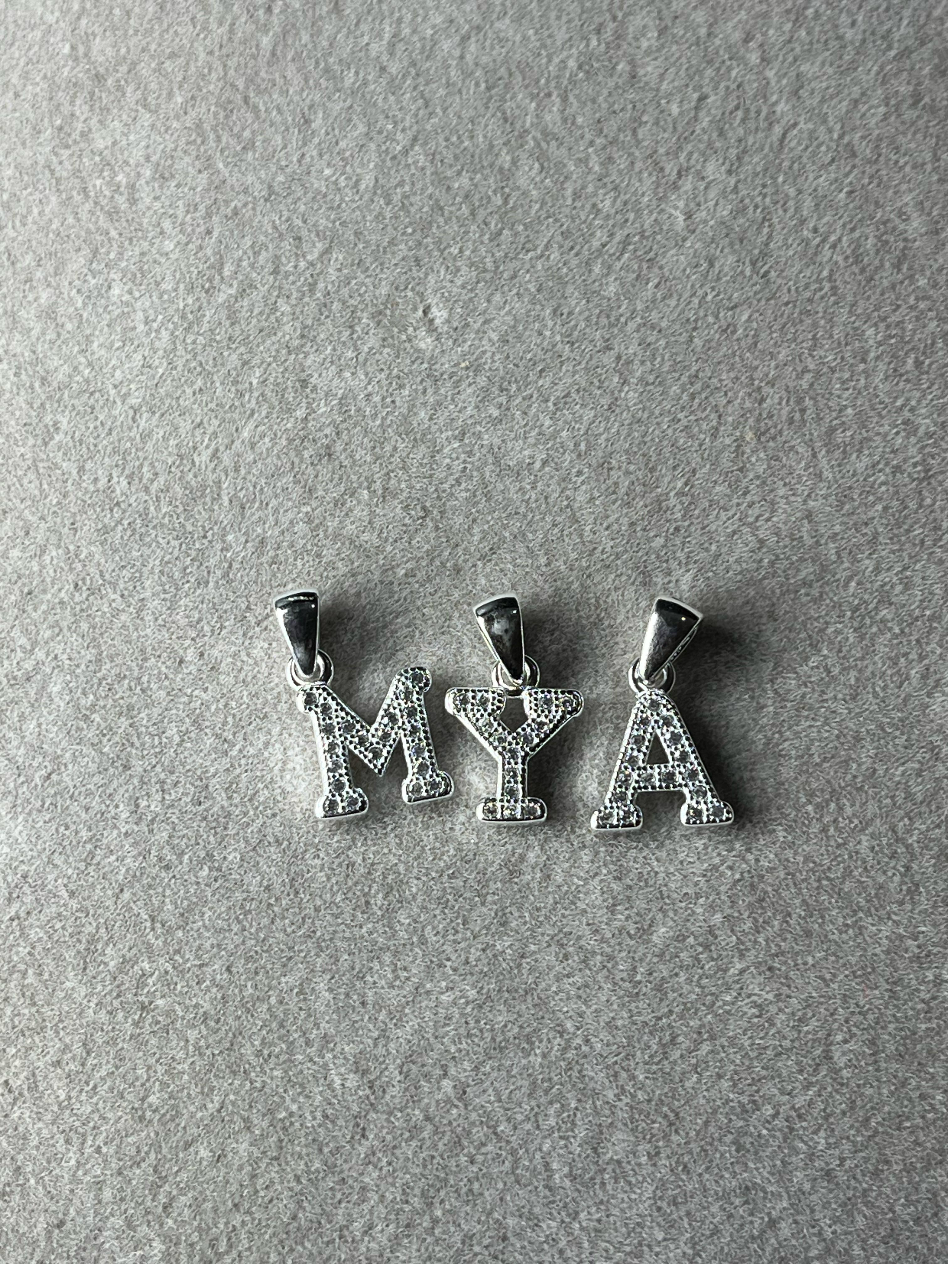 Dijes iniciales micro pave 