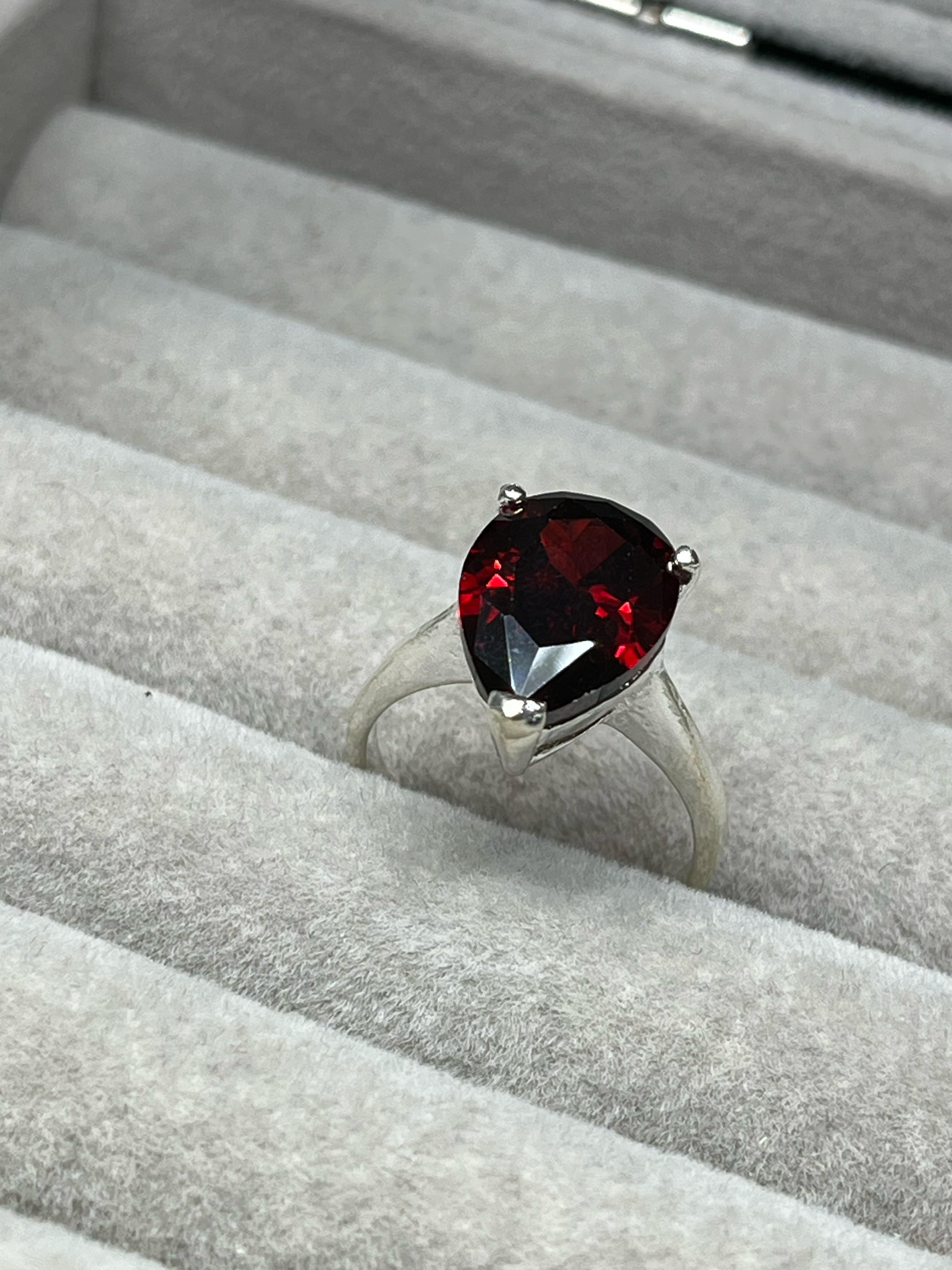 Anillo cintillo con piedra de rubi