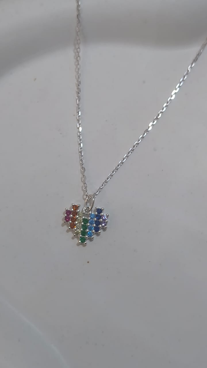 Gargantilla dije corazon multicolor.