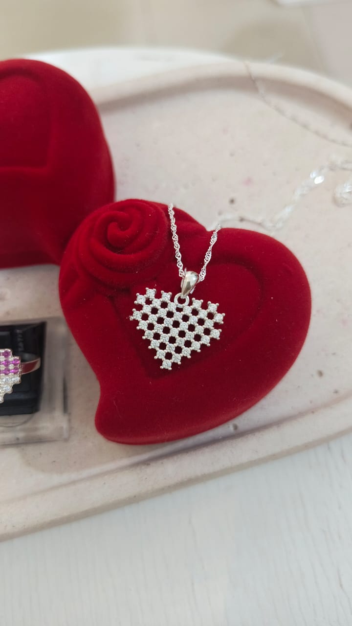 Dije corazon pixelado con cubic