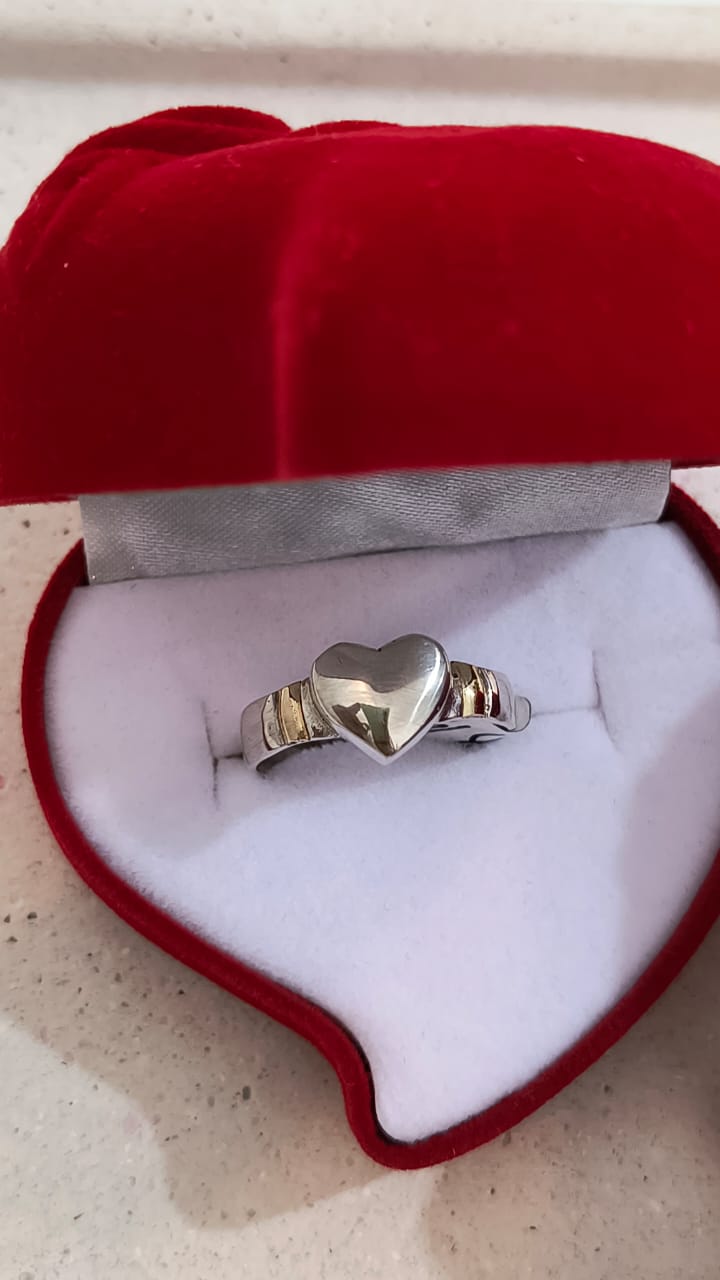 Anillo de plata y oro con corazon