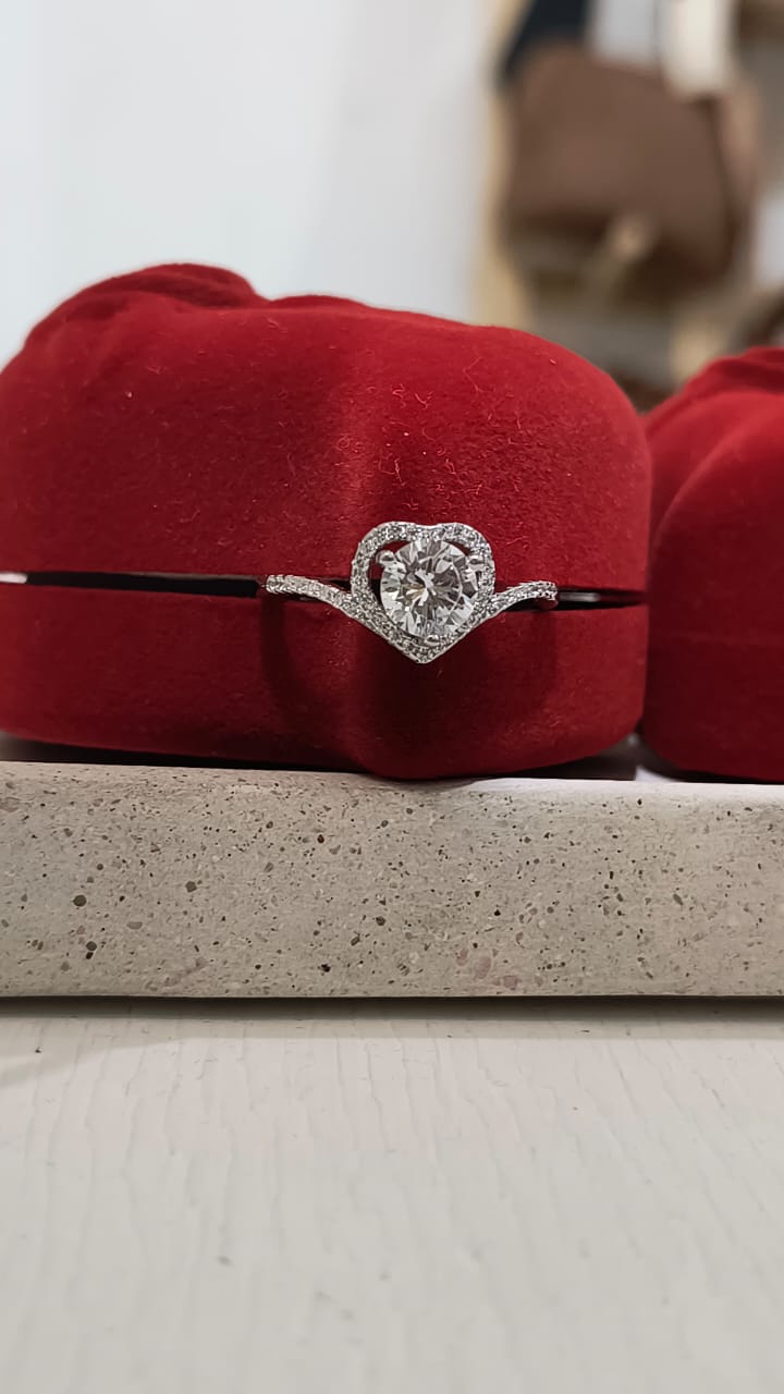Anillo sintillo con corazon en el centro