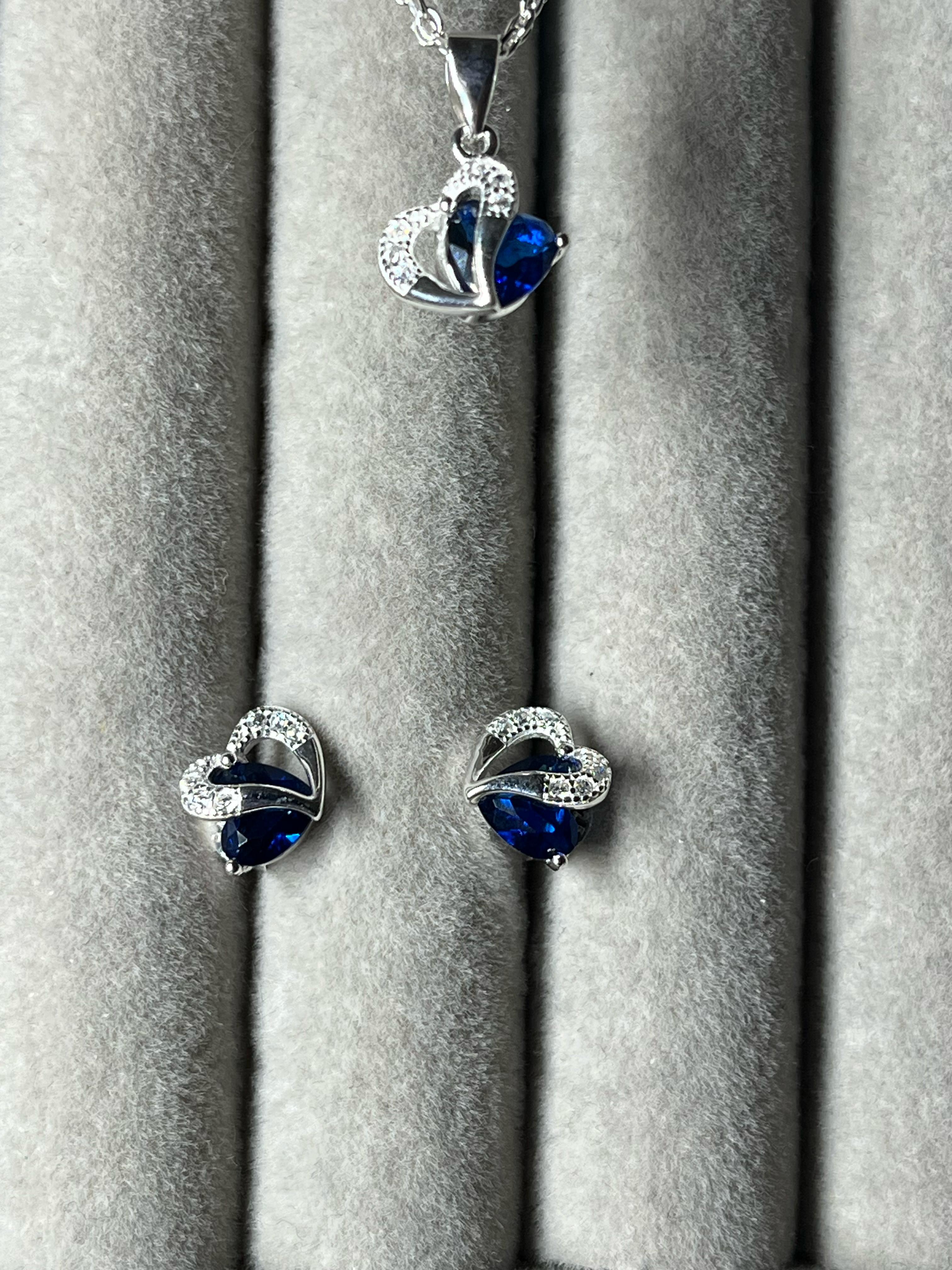 Set de aros con dijes corazon de zafiro