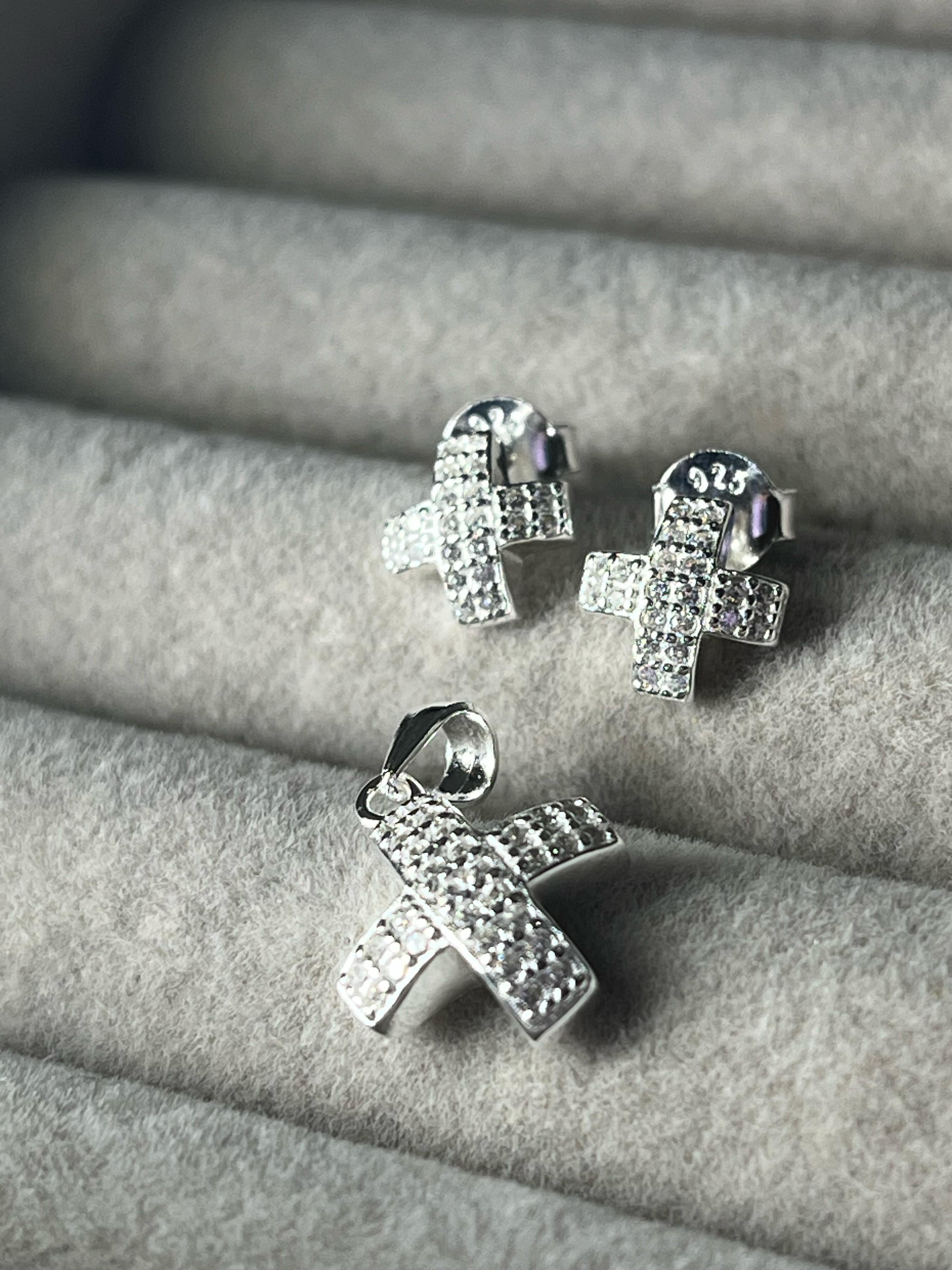 Set de aros y dijes cruz del equilibrio con micro pave blanco