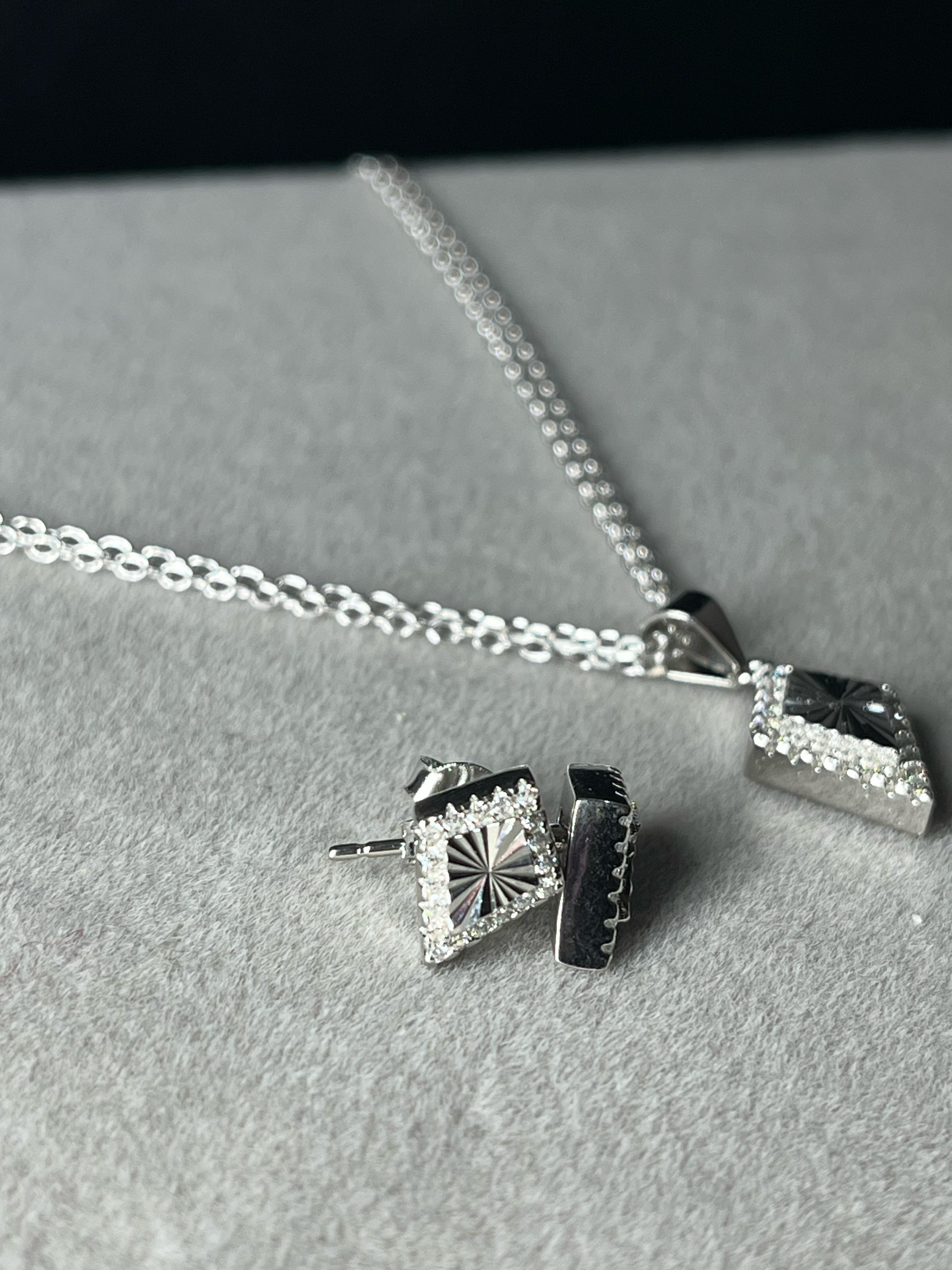 Set de aros con dijes rombo asetados