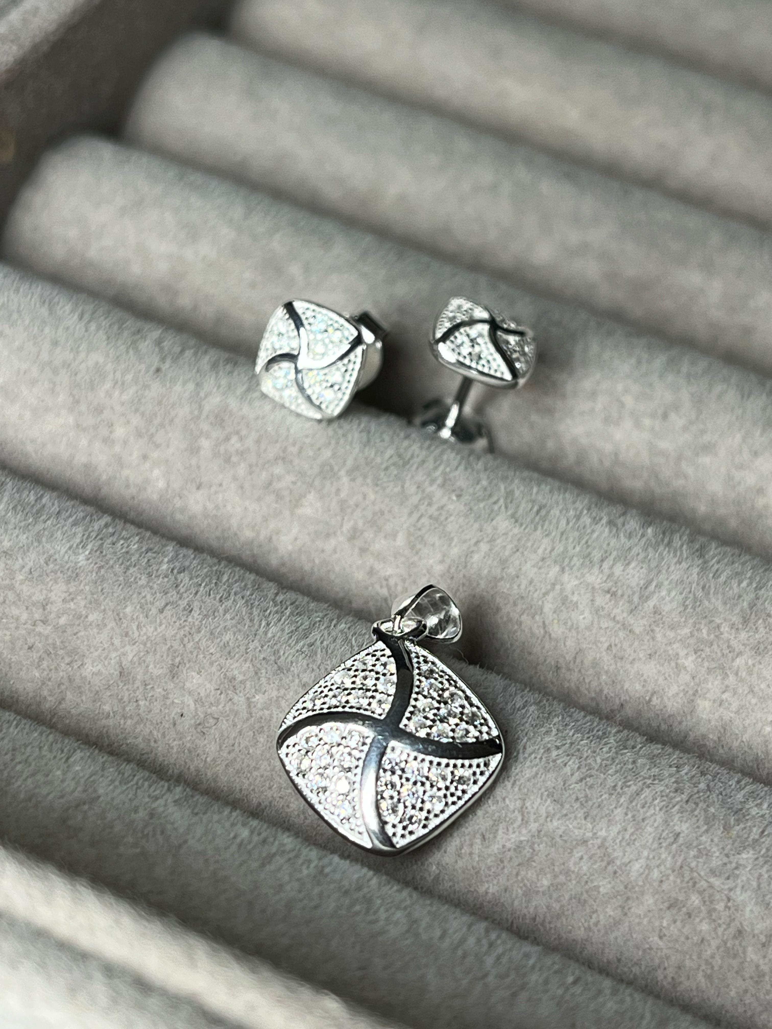 Set de aros con dijes rombo con micro pave