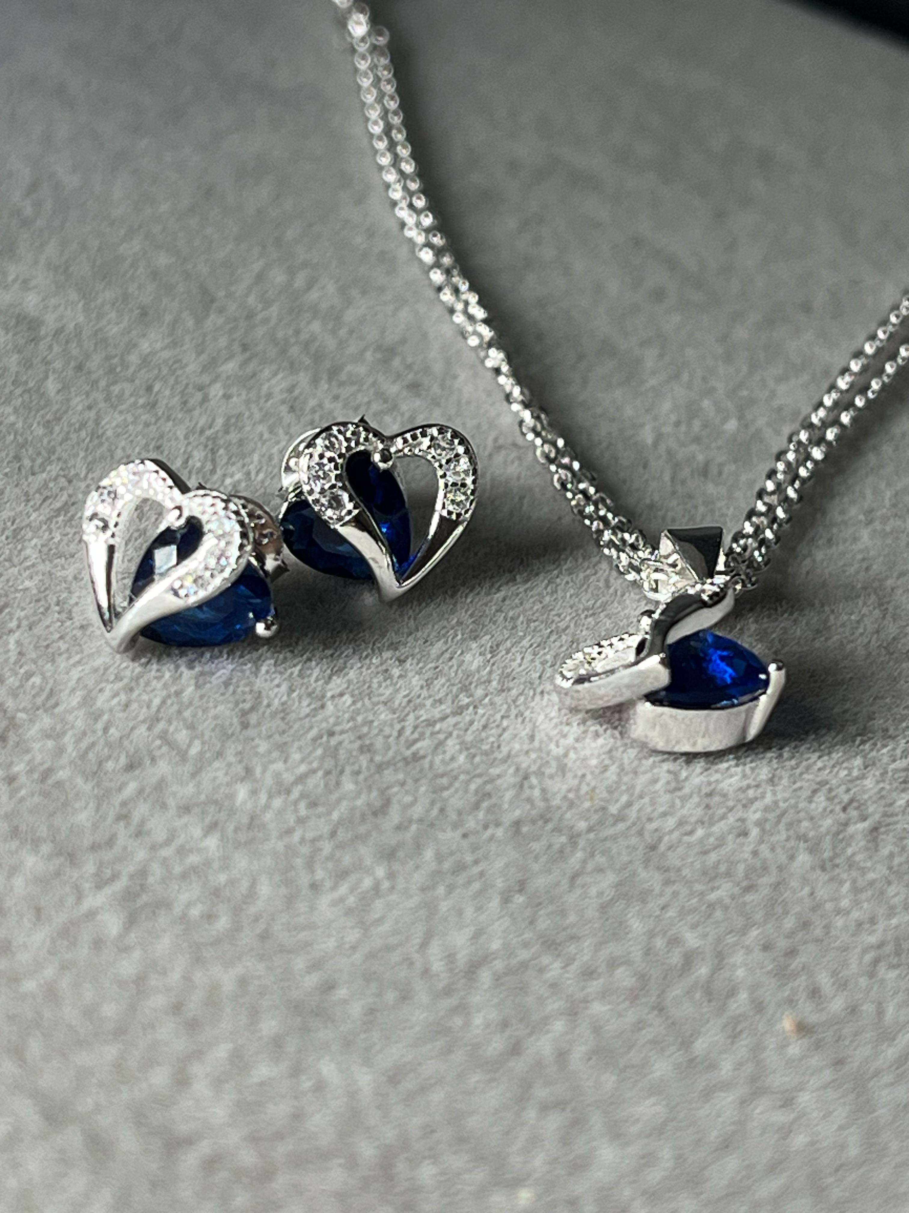 Set de aros y dijes de corazon con cubik