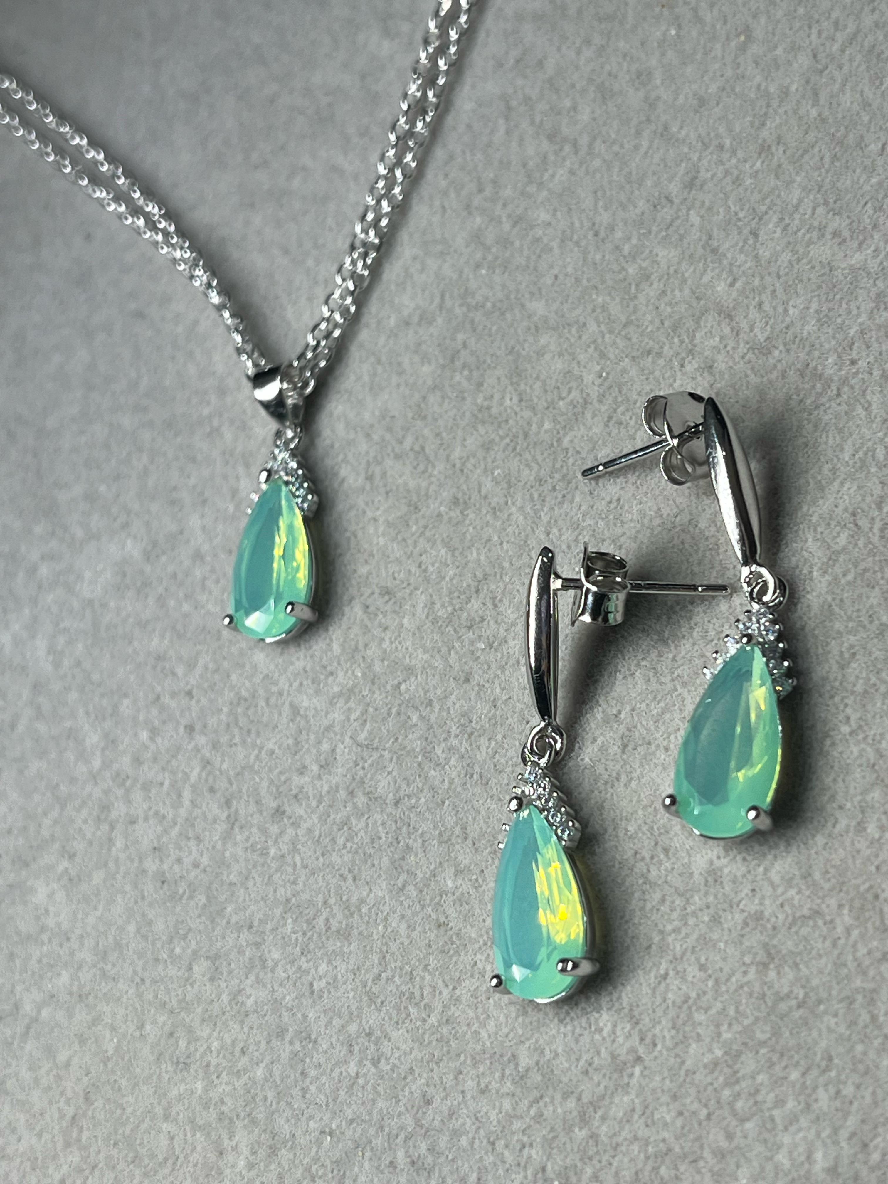 Juego de dijes y aros colgantes con piedra de agua marina