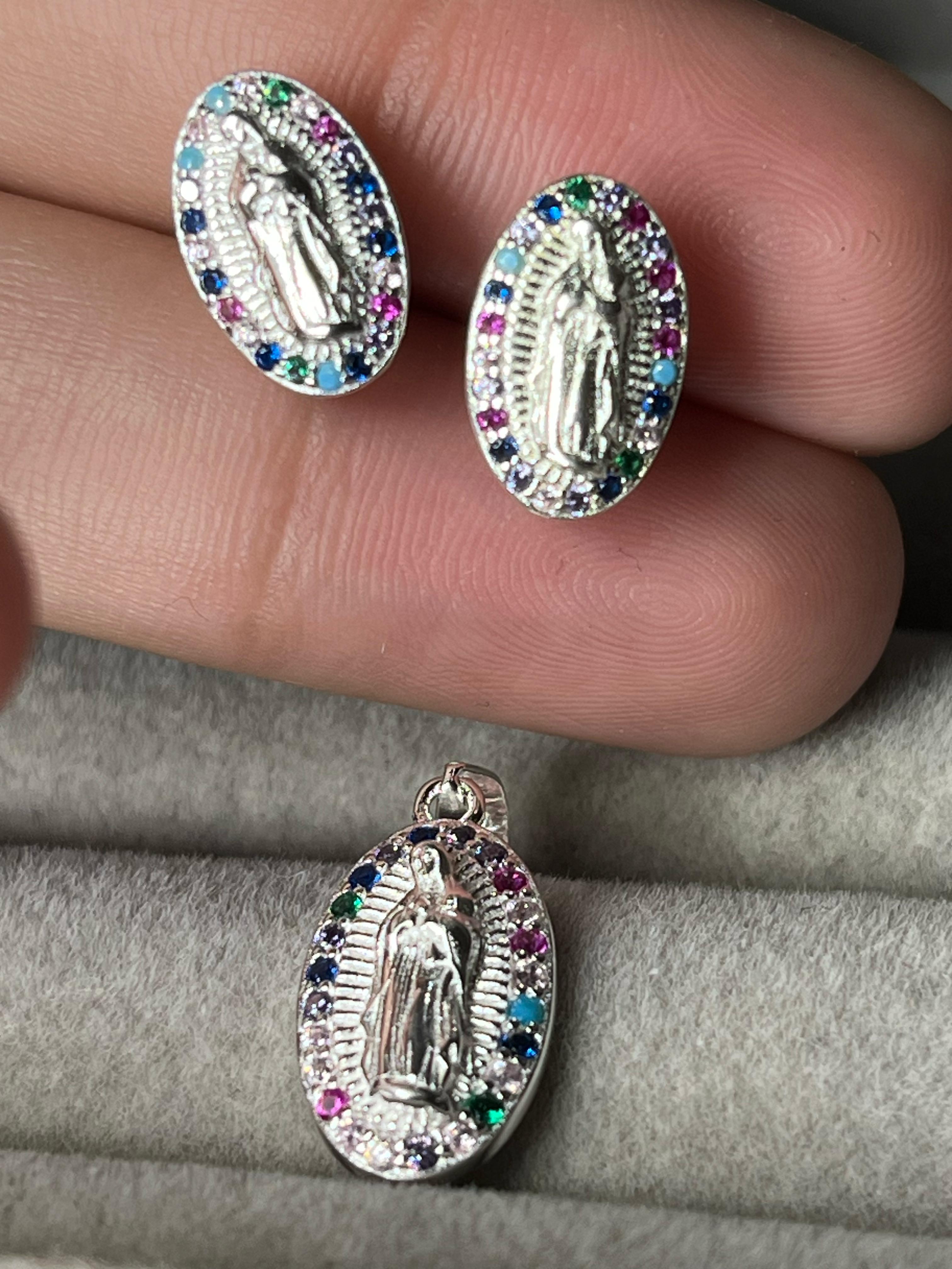 Set de aros y dijes religioso multicolor