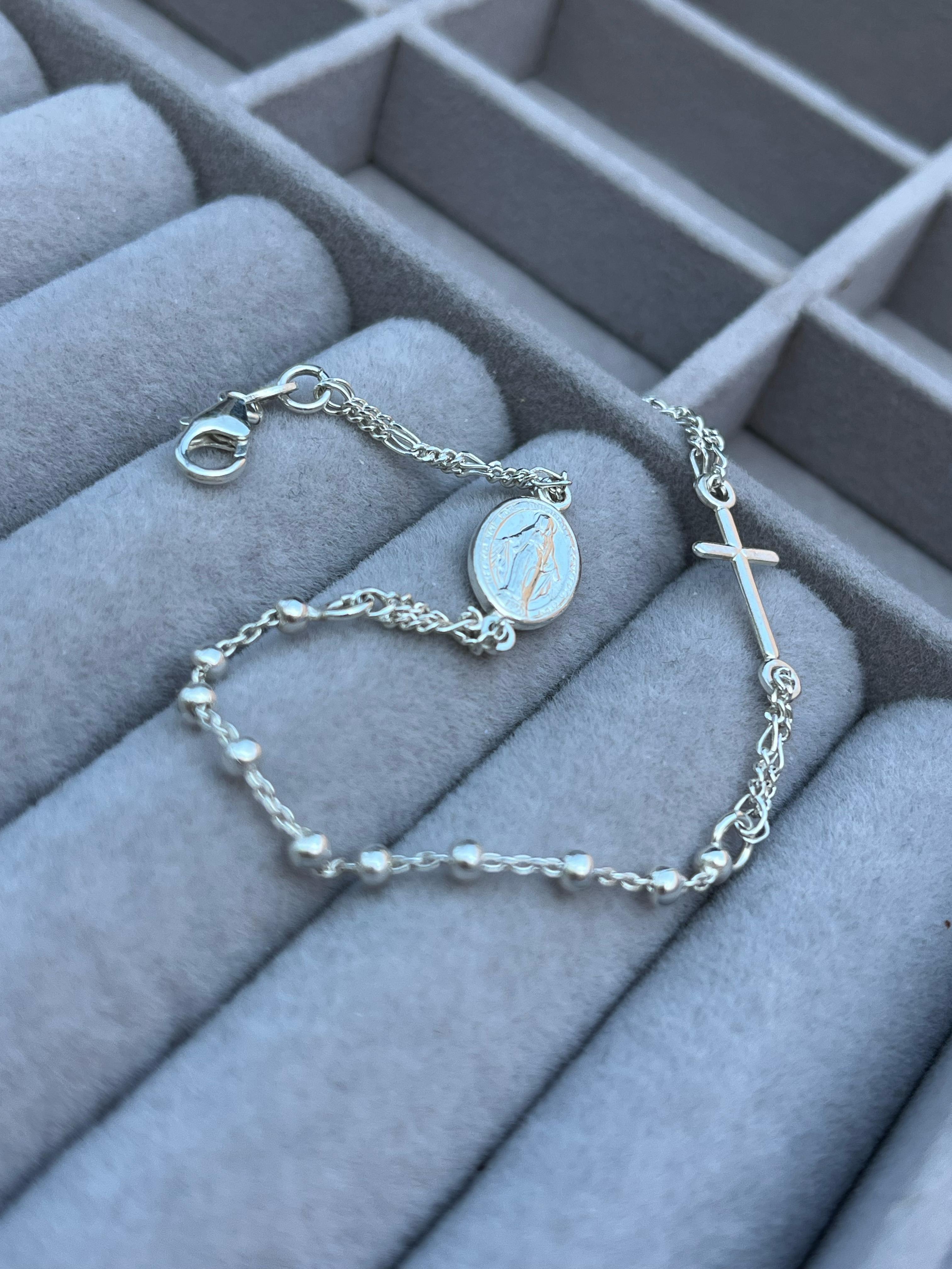 Pulsera tipo lenario con dije cruz y sagrado corazon