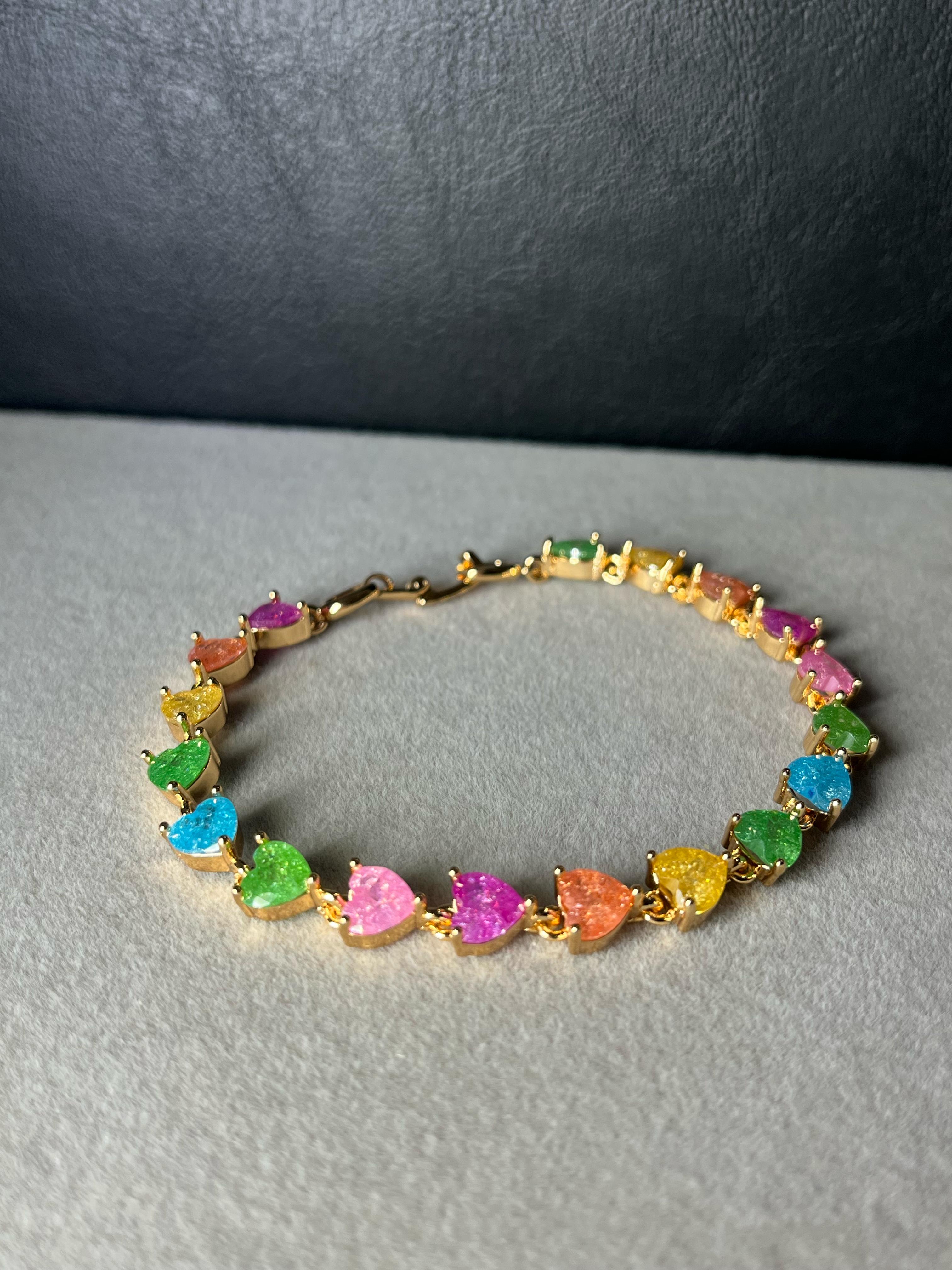 Pulsera dorada fantasia con corazones multicolor