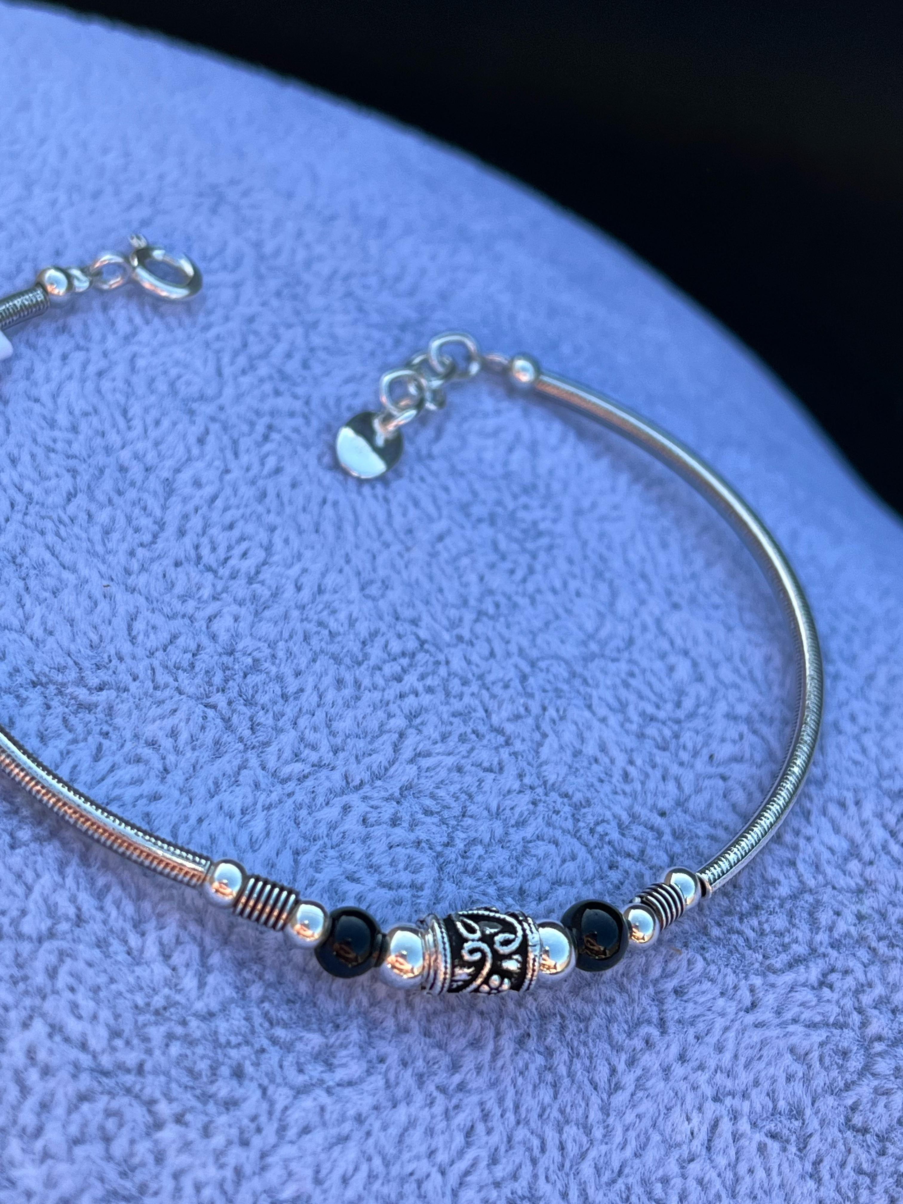 Pulsera tipo pandor piedras negras y bolitas