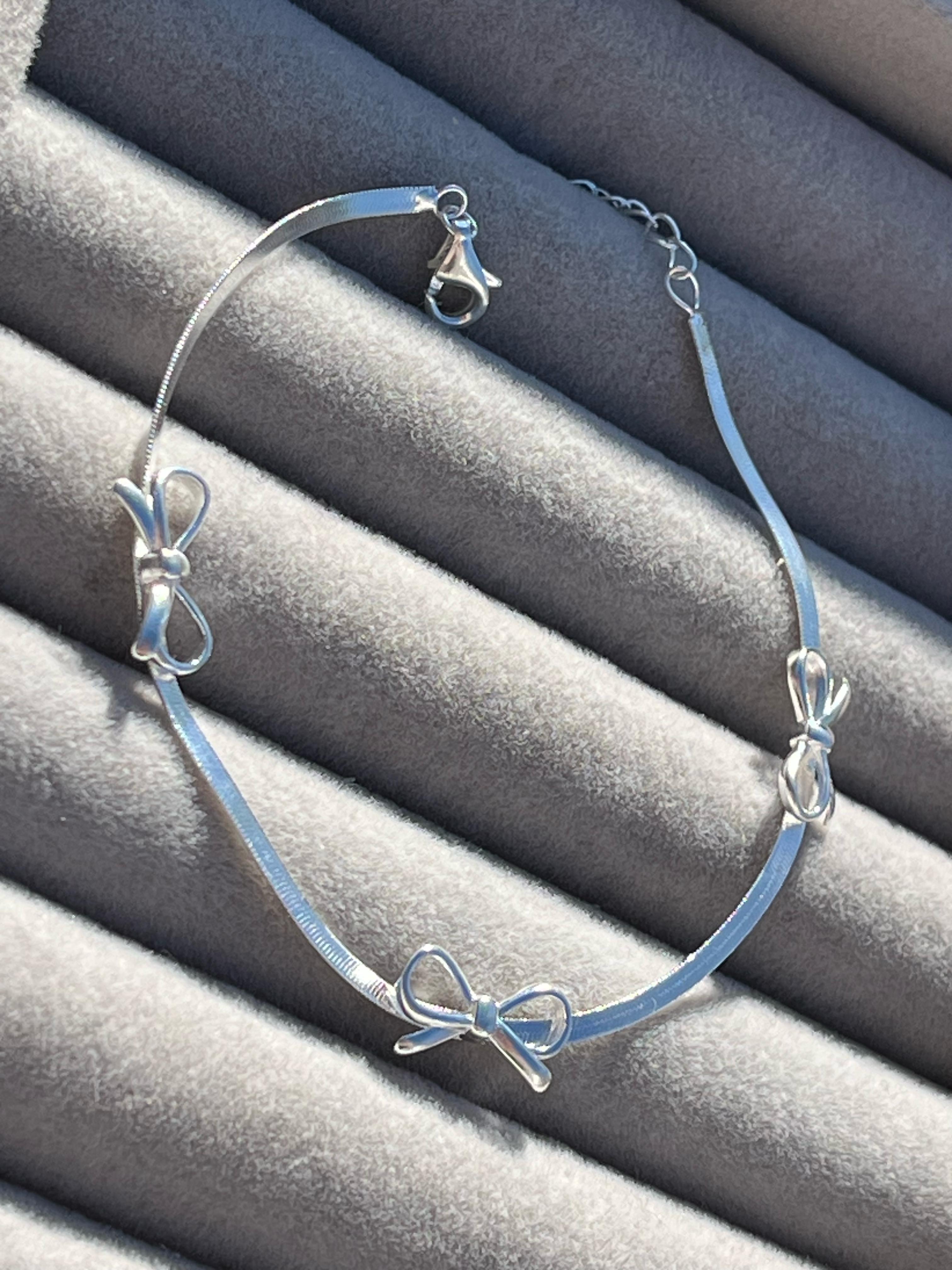 Pulsera con dije de lazo