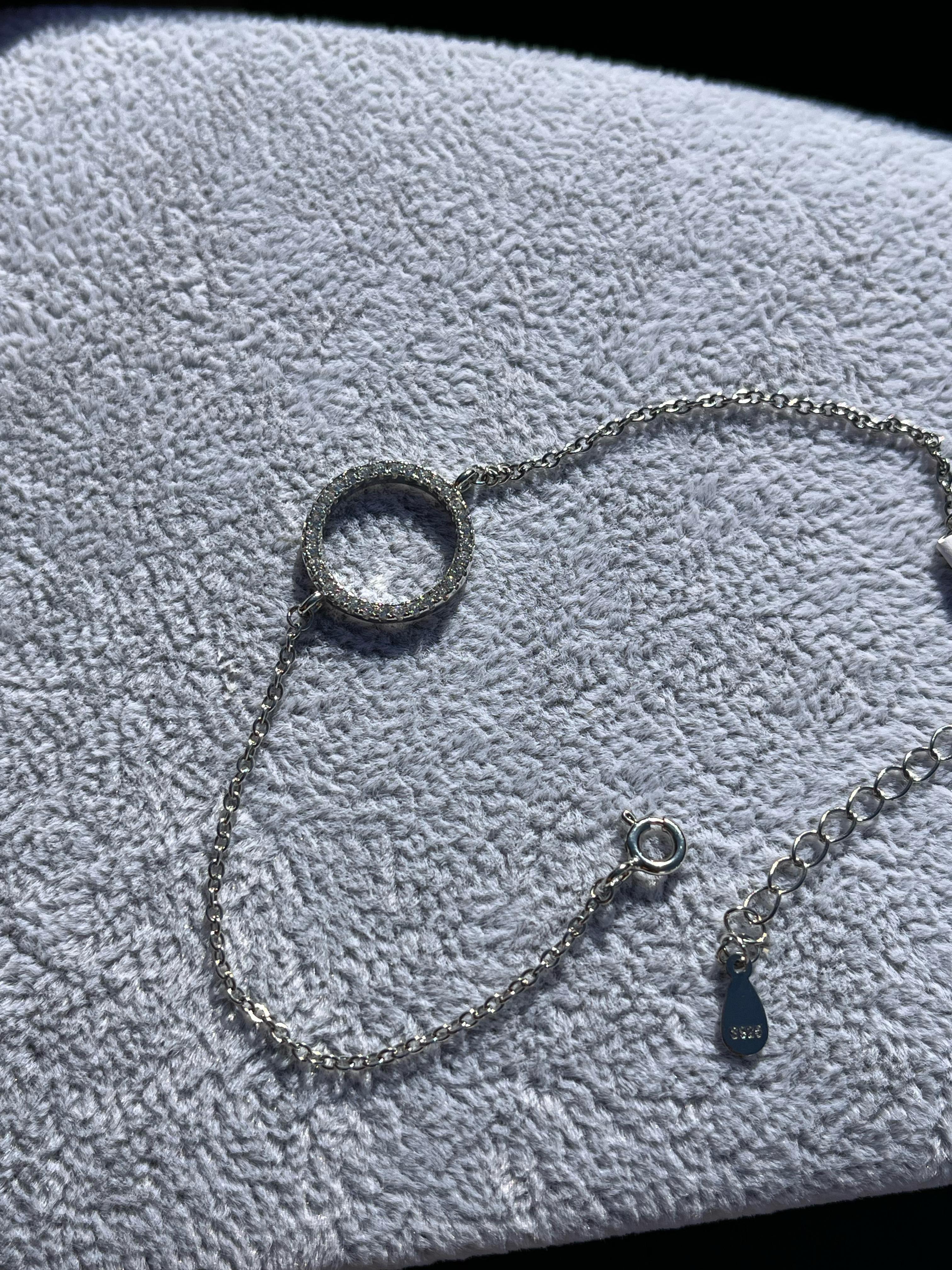 Pulsera con dije circulo calado