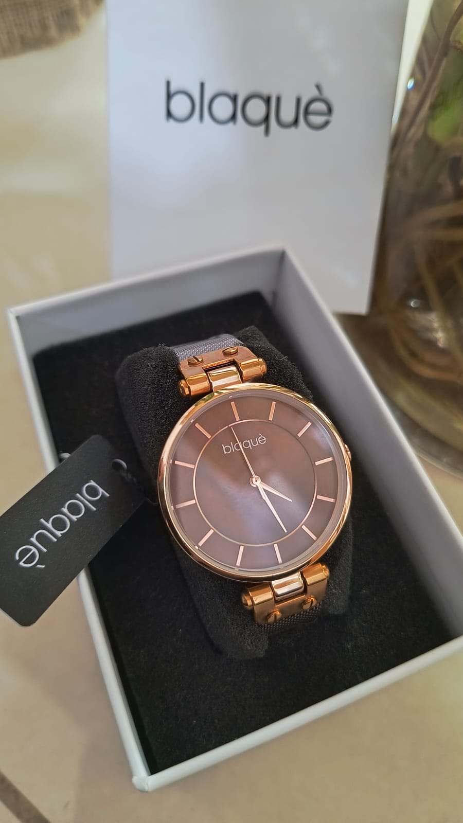 Reloj Blaqué malla de acero fondo chocolate con detalles dorados