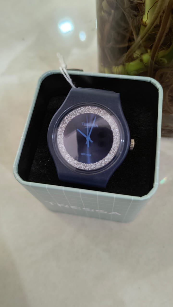 Reloj tressa con malla de caucho azul con fondo de gliter