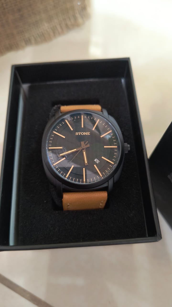 Reloj stone malla de cuero color suela con un año de garantia 