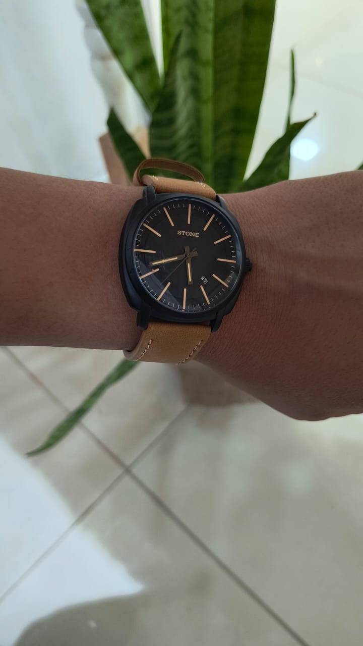 Reloj stone malla de cuero color suela con un año de garantia 