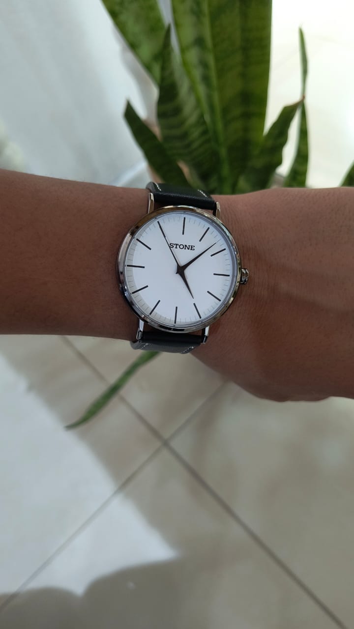Reloj stone  malla de cuero negro fondo blanco