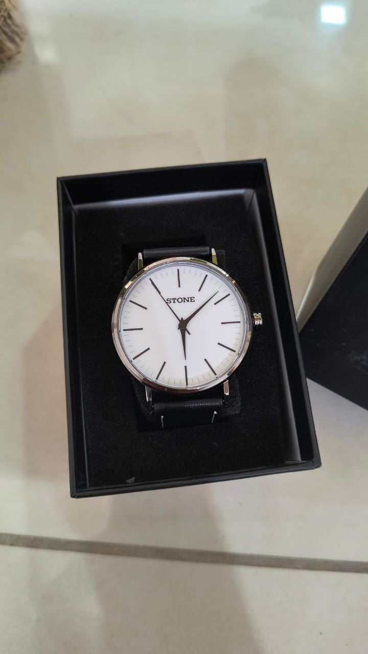 Reloj stone  malla de cuero negro fondo blanco