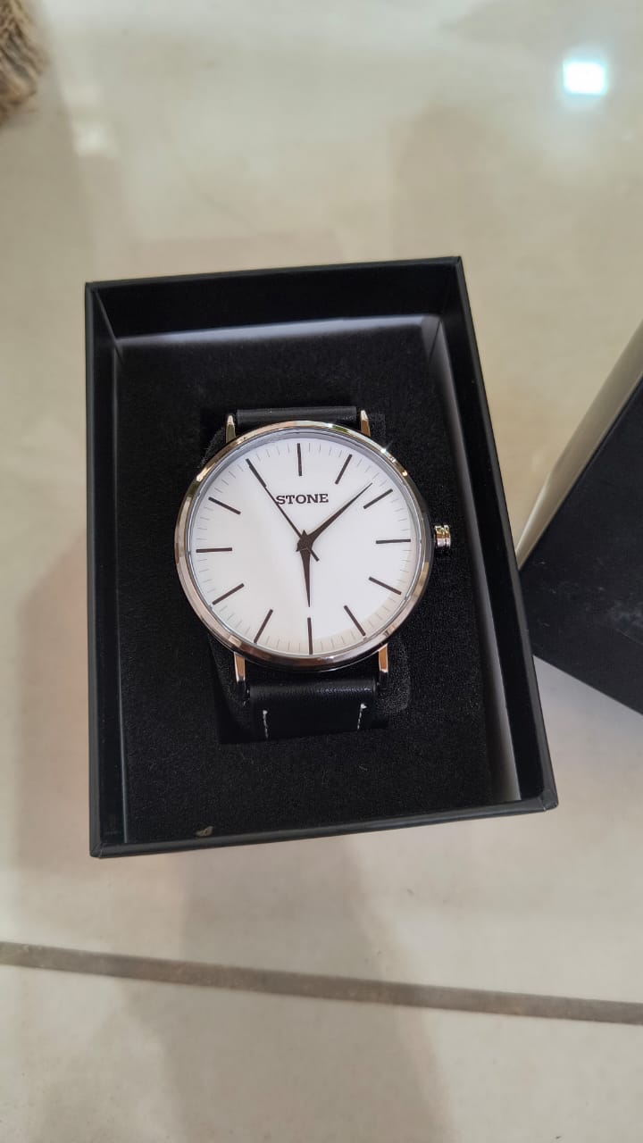 Reloj stone  malla de cuero negro fondo blanco