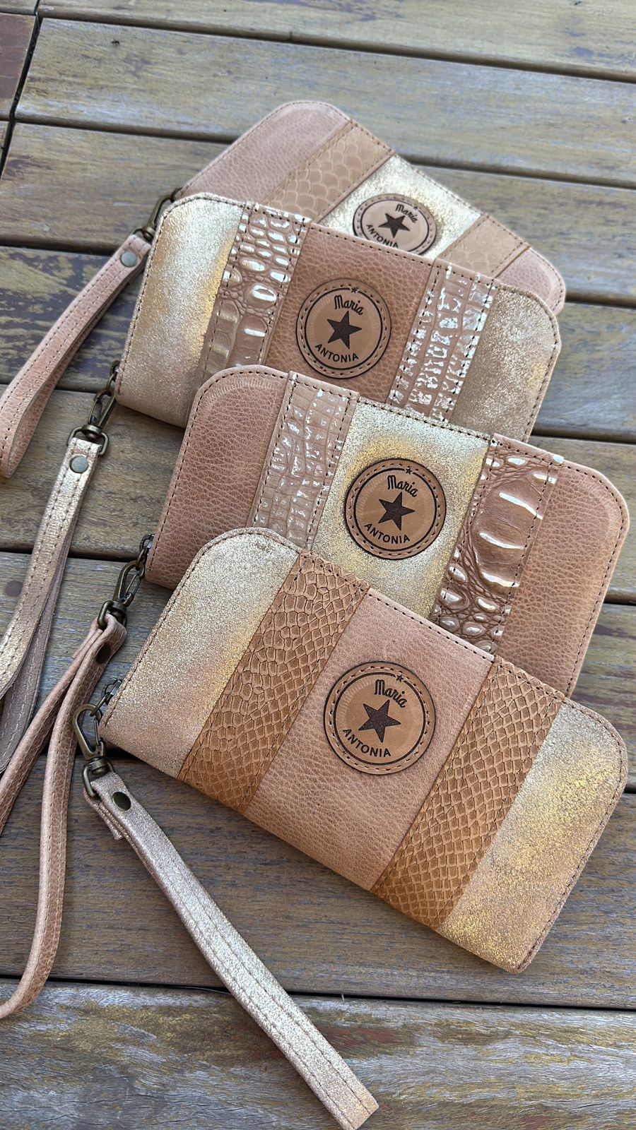 Billeteras Maxi color oro con cierre 